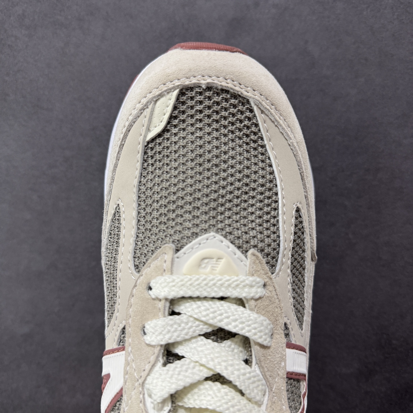 图片[8]-【公司级】New Balance U990LO6 新百伦NB990V6 米色 第六代总统复古慢跑鞋 这是一双极具现代感设计的复古跑鞋 990v6 鞋面大部分面积依旧采用麂皮和织物材质覆盖 从各种细节上看也还是有点 990v5 的影子 但相比 990v5 990v6 鞋面各种材质的拼接会更加复杂 这次 990v6 最大的改变相信大家应该也发现了 就是看上去貌似比 990v4 和 990v5 两代鞋款加起来还要厚的鞋底 其实这是 New Balance 首次采用的三重缓震组合鞋底 除了之前就有的 ABZORB 缓震科技和 ENCAP 中底 这次新加入了 FuelCell 缓震科技 看来舒适度和增高度 都要更上一层楼呀 990v6 的侧标 Logo 设计少见地没有印在绒面皮革上 而是置于网眼面料以及横跨鞋身的皮革织带之上 同时鞋舌上的标签设计并没有延用此前 990v4 和 990v5 采用的样式设计 而是采用了一种新的类似于三角徽章的设计 所以对于鞋款上的更新变化 既有延续经典的设计 也有创新性的改变 尺码：36 37 37.5 38 38.5 39 40 40.5 41.5 42 42.5 43 44 44.5 45-选品中心