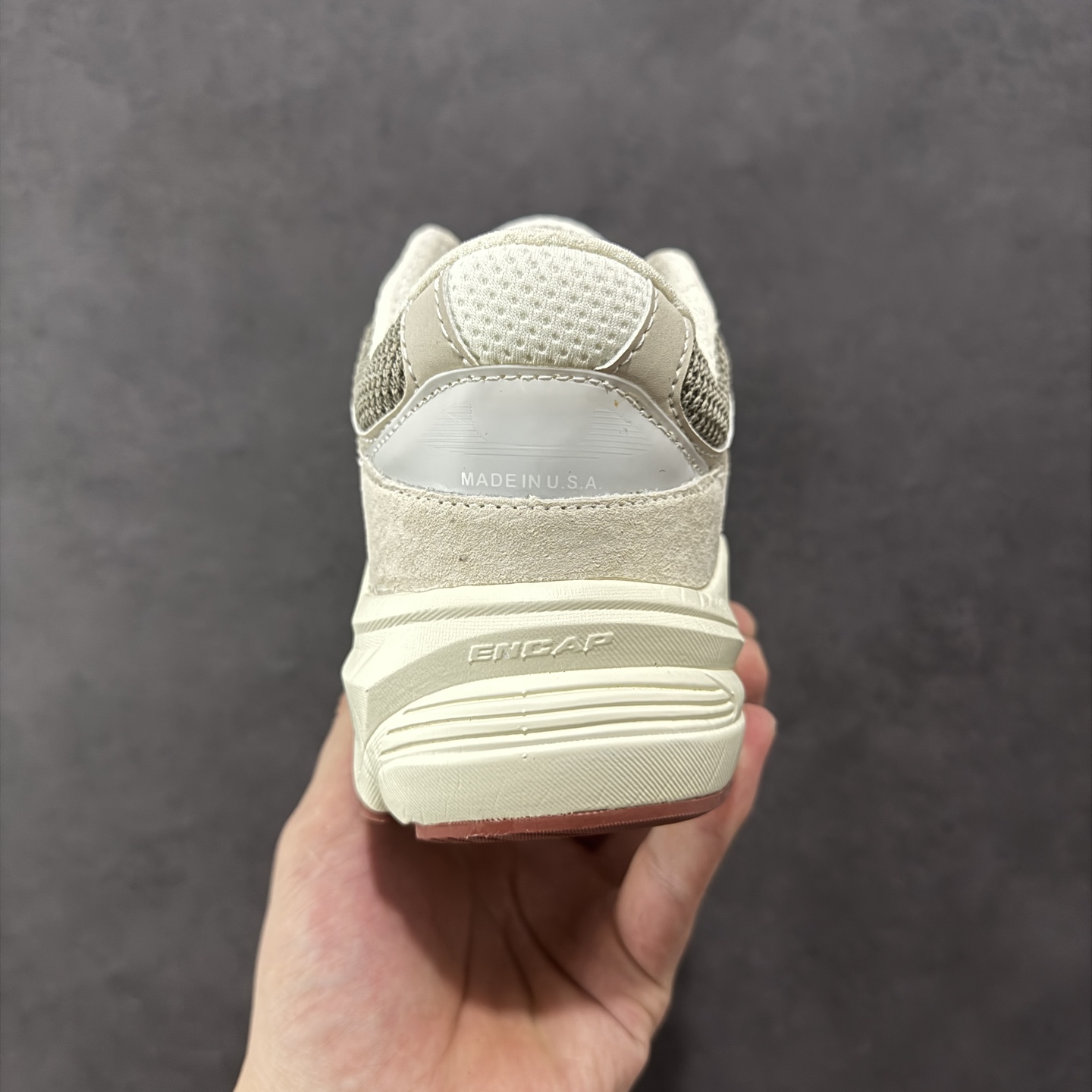 图片[4]-【公司级】New Balance U990LO6 新百伦NB990V6 米色 第六代总统复古慢跑鞋 这是一双极具现代感设计的复古跑鞋 990v6 鞋面大部分面积依旧采用麂皮和织物材质覆盖 从各种细节上看也还是有点 990v5 的影子 但相比 990v5 990v6 鞋面各种材质的拼接会更加复杂 这次 990v6 最大的改变相信大家应该也发现了 就是看上去貌似比 990v4 和 990v5 两代鞋款加起来还要厚的鞋底 其实这是 New Balance 首次采用的三重缓震组合鞋底 除了之前就有的 ABZORB 缓震科技和 ENCAP 中底 这次新加入了 FuelCell 缓震科技 看来舒适度和增高度 都要更上一层楼呀 990v6 的侧标 Logo 设计少见地没有印在绒面皮革上 而是置于网眼面料以及横跨鞋身的皮革织带之上 同时鞋舌上的标签设计并没有延用此前 990v4 和 990v5 采用的样式设计 而是采用了一种新的类似于三角徽章的设计 所以对于鞋款上的更新变化 既有延续经典的设计 也有创新性的改变 尺码：36 37 37.5 38 38.5 39 40 40.5 41.5 42 42.5 43 44 44.5 45-选品中心