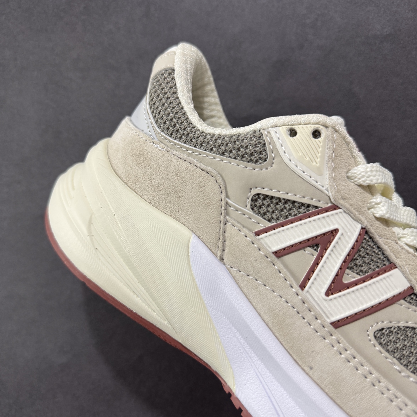 图片[6]-【公司级】New Balance U990LO6 新百伦NB990V6 米色 第六代总统复古慢跑鞋 这是一双极具现代感设计的复古跑鞋 990v6 鞋面大部分面积依旧采用麂皮和织物材质覆盖 从各种细节上看也还是有点 990v5 的影子 但相比 990v5 990v6 鞋面各种材质的拼接会更加复杂 这次 990v6 最大的改变相信大家应该也发现了 就是看上去貌似比 990v4 和 990v5 两代鞋款加起来还要厚的鞋底 其实这是 New Balance 首次采用的三重缓震组合鞋底 除了之前就有的 ABZORB 缓震科技和 ENCAP 中底 这次新加入了 FuelCell 缓震科技 看来舒适度和增高度 都要更上一层楼呀 990v6 的侧标 Logo 设计少见地没有印在绒面皮革上 而是置于网眼面料以及横跨鞋身的皮革织带之上 同时鞋舌上的标签设计并没有延用此前 990v4 和 990v5 采用的样式设计 而是采用了一种新的类似于三角徽章的设计 所以对于鞋款上的更新变化 既有延续经典的设计 也有创新性的改变 尺码：36 37 37.5 38 38.5 39 40 40.5 41.5 42 42.5 43 44 44.5 45-选品中心