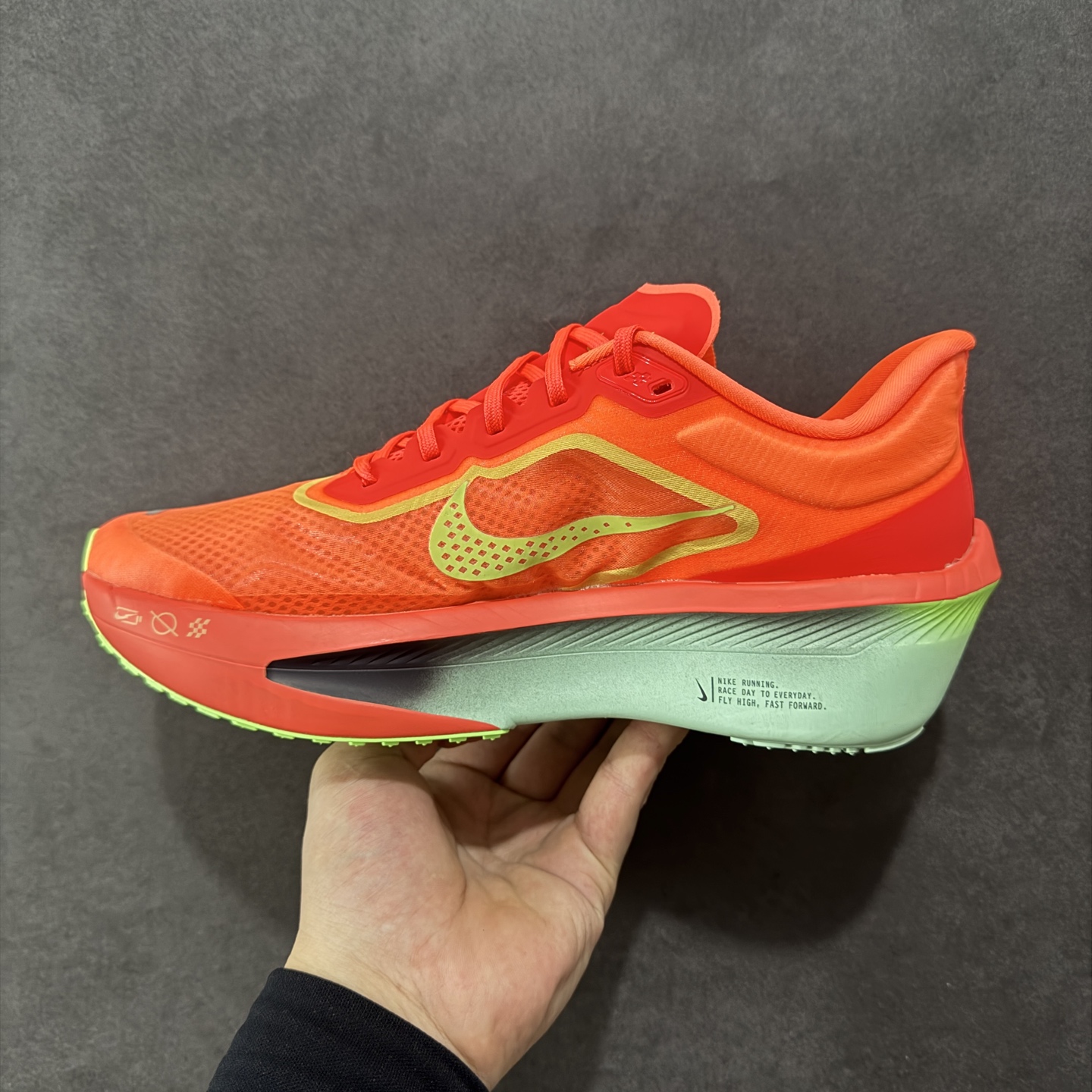 图片[2]-【公司级】NK ZoomX Invincible Run Flyknit 6 轻量跑鞋 飞织低帮休闲运动慢跑鞋 厚底增高 老爹鞋 此鞋专为短跑运动员而生 是为 5 至 10 公里距离的赛事和训练打造 整体设计采用流线型的轻质工程网眼材质构成鞋面 并与其他 Running 旗舰鞋款同样搭载全脚掌 ZoomX 缓冲中底 搭配 Pebax 物料与橡胶外底 ZoomX StreakFly 首发配色以Prototype呈现 其灵感是来自开发期间的磨损测试 透过编号的标记与内侧的预期跑步距离突出研发过程 货号： FN8454-601 尺码：36 36.5 37.5 38 38.5 39 40 40.5 41 42 42.5 43 44 45-选品中心