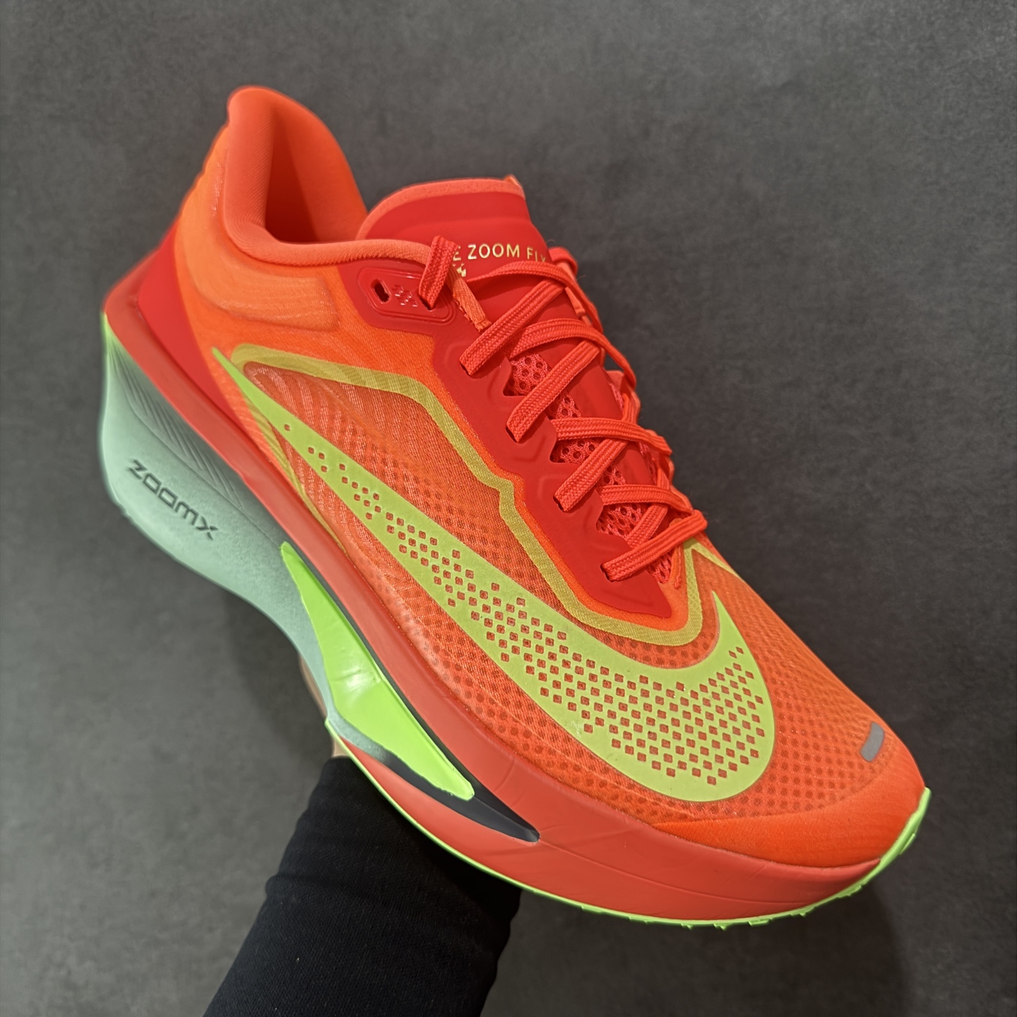 图片[3]-【公司级】NK ZoomX Invincible Run Flyknit 6 轻量跑鞋 飞织低帮休闲运动慢跑鞋 厚底增高 老爹鞋 此鞋专为短跑运动员而生 是为 5 至 10 公里距离的赛事和训练打造 整体设计采用流线型的轻质工程网眼材质构成鞋面 并与其他 Running 旗舰鞋款同样搭载全脚掌 ZoomX 缓冲中底 搭配 Pebax 物料与橡胶外底 ZoomX StreakFly 首发配色以Prototype呈现 其灵感是来自开发期间的磨损测试 透过编号的标记与内侧的预期跑步距离突出研发过程 货号： FN8454-601 尺码：36 36.5 37.5 38 38.5 39 40 40.5 41 42 42.5 43 44 45-选品中心