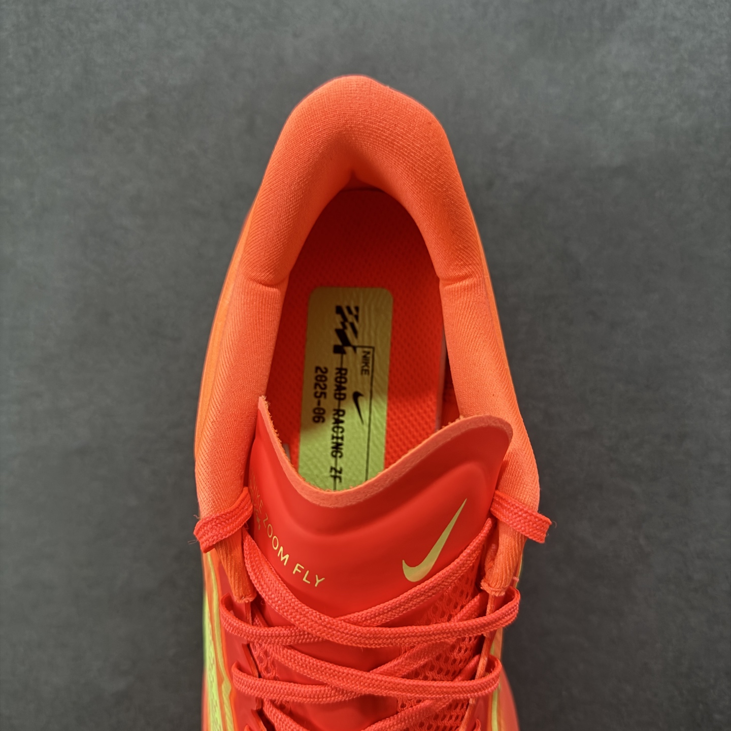 图片[7]-【公司级】NK ZoomX Invincible Run Flyknit 6 轻量跑鞋 飞织低帮休闲运动慢跑鞋 厚底增高 老爹鞋 此鞋专为短跑运动员而生 是为 5 至 10 公里距离的赛事和训练打造 整体设计采用流线型的轻质工程网眼材质构成鞋面 并与其他 Running 旗舰鞋款同样搭载全脚掌 ZoomX 缓冲中底 搭配 Pebax 物料与橡胶外底 ZoomX StreakFly 首发配色以Prototype呈现 其灵感是来自开发期间的磨损测试 透过编号的标记与内侧的预期跑步距离突出研发过程 货号： FN8454-601 尺码：36 36.5 37.5 38 38.5 39 40 40.5 41 42 42.5 43 44 45-选品中心