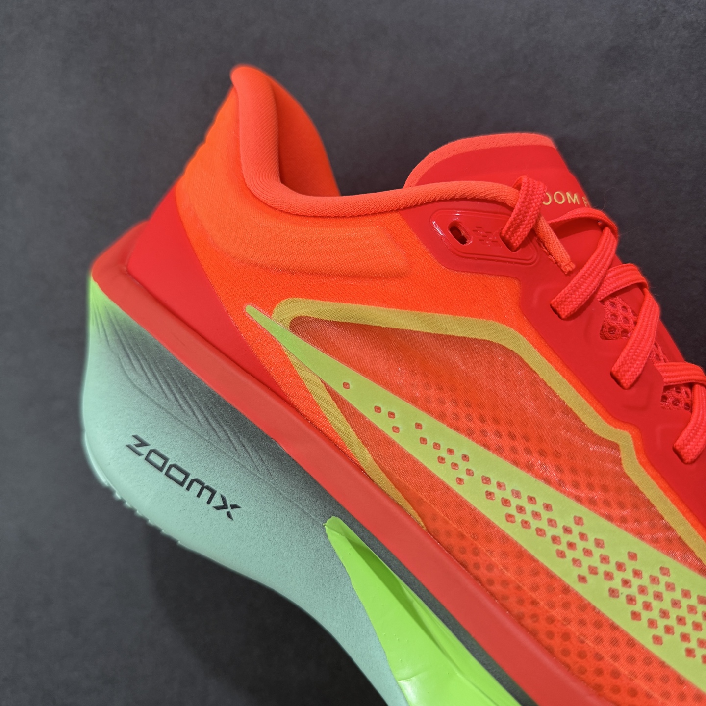 图片[6]-【公司级】NK ZoomX Invincible Run Flyknit 6 轻量跑鞋 飞织低帮休闲运动慢跑鞋 厚底增高 老爹鞋 此鞋专为短跑运动员而生 是为 5 至 10 公里距离的赛事和训练打造 整体设计采用流线型的轻质工程网眼材质构成鞋面 并与其他 Running 旗舰鞋款同样搭载全脚掌 ZoomX 缓冲中底 搭配 Pebax 物料与橡胶外底 ZoomX StreakFly 首发配色以Prototype呈现 其灵感是来自开发期间的磨损测试 透过编号的标记与内侧的预期跑步距离突出研发过程 货号： FN8454-601 尺码：36 36.5 37.5 38 38.5 39 40 40.5 41 42 42.5 43 44 45-选品中心