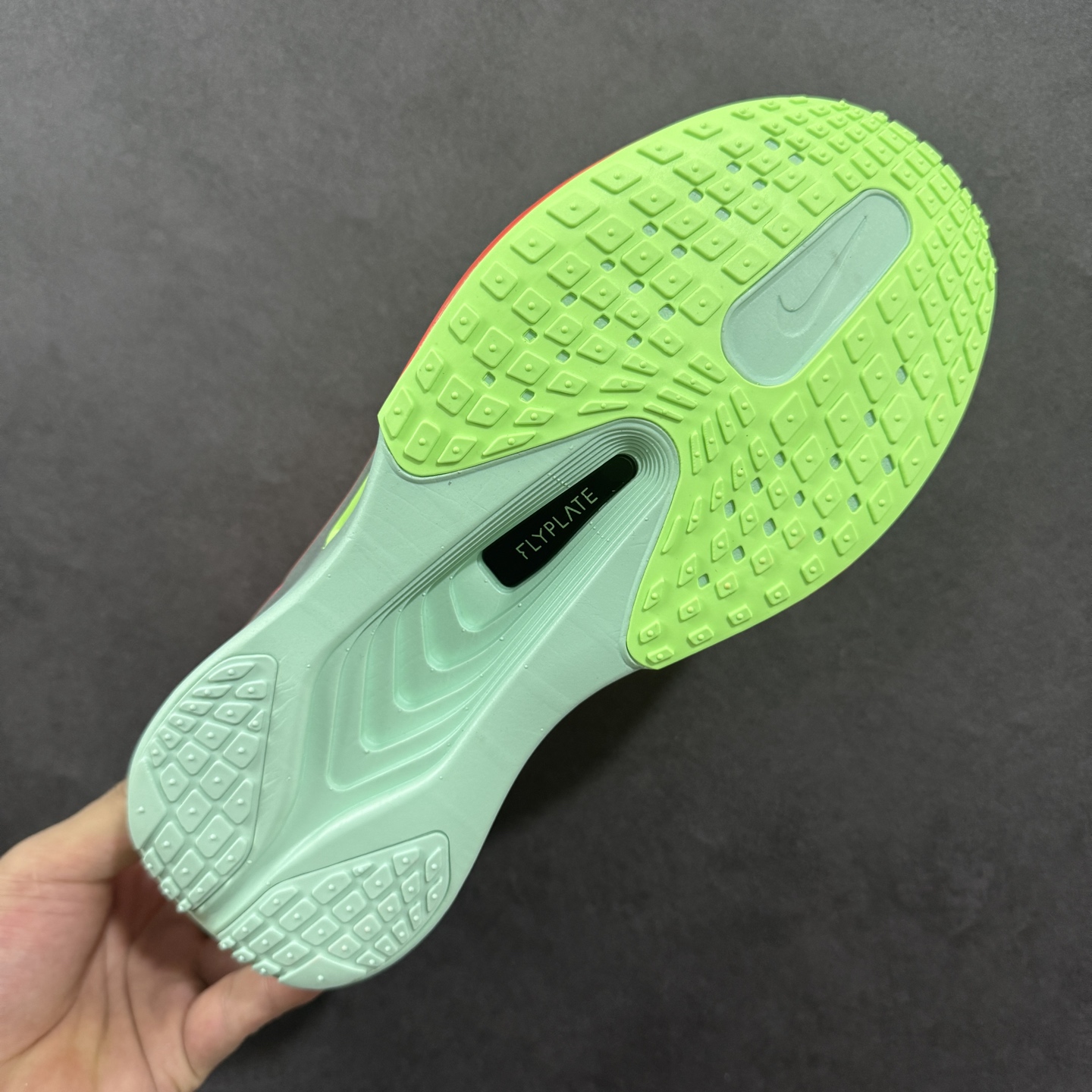 图片[9]-【公司级】NK ZoomX Invincible Run Flyknit 6 轻量跑鞋 飞织低帮休闲运动慢跑鞋 厚底增高 老爹鞋 此鞋专为短跑运动员而生 是为 5 至 10 公里距离的赛事和训练打造 整体设计采用流线型的轻质工程网眼材质构成鞋面 并与其他 Running 旗舰鞋款同样搭载全脚掌 ZoomX 缓冲中底 搭配 Pebax 物料与橡胶外底 ZoomX StreakFly 首发配色以Prototype呈现 其灵感是来自开发期间的磨损测试 透过编号的标记与内侧的预期跑步距离突出研发过程 货号： FN8454-601 尺码：36 36.5 37.5 38 38.5 39 40 40.5 41 42 42.5 43 44 45-选品中心