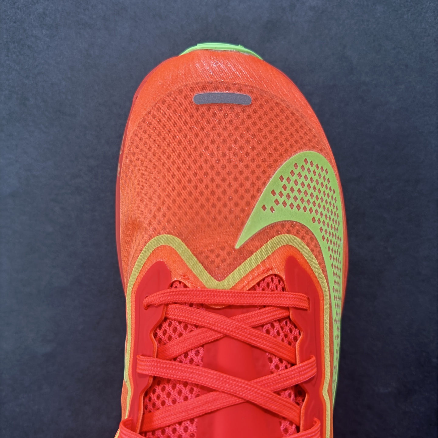 图片[8]-【公司级】NK ZoomX Invincible Run Flyknit 6 轻量跑鞋 飞织低帮休闲运动慢跑鞋 厚底增高 老爹鞋 此鞋专为短跑运动员而生 是为 5 至 10 公里距离的赛事和训练打造 整体设计采用流线型的轻质工程网眼材质构成鞋面 并与其他 Running 旗舰鞋款同样搭载全脚掌 ZoomX 缓冲中底 搭配 Pebax 物料与橡胶外底 ZoomX StreakFly 首发配色以Prototype呈现 其灵感是来自开发期间的磨损测试 透过编号的标记与内侧的预期跑步距离突出研发过程 货号： FN8454-601 尺码：36 36.5 37.5 38 38.5 39 40 40.5 41 42 42.5 43 44 45-选品中心