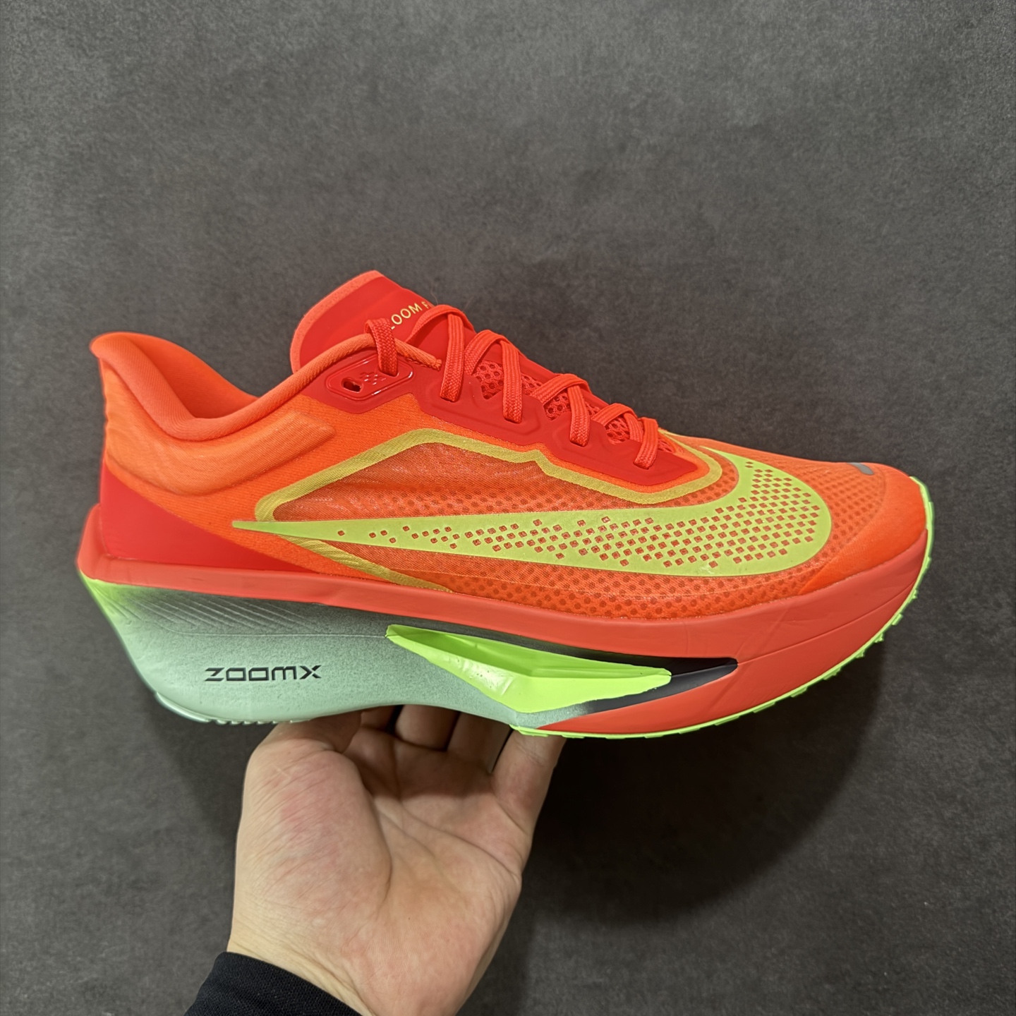 【公司级】NK ZoomX Invincible Run Flyknit 6 轻量跑鞋 飞织低帮休闲运动慢跑鞋 厚底增高 老爹鞋 此鞋专为短跑运动员而生 是为 5 至 10 公里距离的赛事和训练打造 整体设计采用流线型的轻质工程网眼材质构成鞋面 并与其他 Running 旗舰鞋款同样搭载全脚掌 ZoomX 缓冲中底 搭配 Pebax 物料与橡胶外底 ZoomX StreakFly 首发配色以Prototype呈现 其灵感是来自开发期间的磨损测试 透过编号的标记与内侧的预期跑步距离突出研发过程 货号： FN8454-601 尺码：36 36.5 37.5 38 38.5 39 40 40.5 41 42 42.5 43 44 45-选品中心