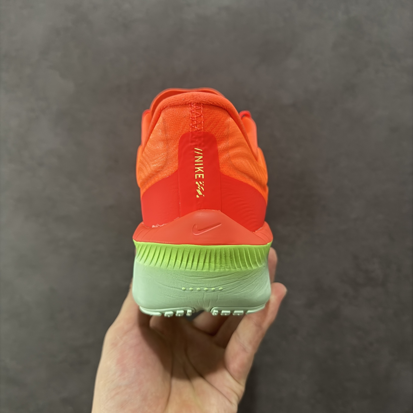 图片[4]-【公司级】NK ZoomX Invincible Run Flyknit 6 轻量跑鞋 飞织低帮休闲运动慢跑鞋 厚底增高 老爹鞋 此鞋专为短跑运动员而生 是为 5 至 10 公里距离的赛事和训练打造 整体设计采用流线型的轻质工程网眼材质构成鞋面 并与其他 Running 旗舰鞋款同样搭载全脚掌 ZoomX 缓冲中底 搭配 Pebax 物料与橡胶外底 ZoomX StreakFly 首发配色以Prototype呈现 其灵感是来自开发期间的磨损测试 透过编号的标记与内侧的预期跑步距离突出研发过程 货号： FN8454-601 尺码：36 36.5 37.5 38 38.5 39 40 40.5 41 42 42.5 43 44 45-选品中心