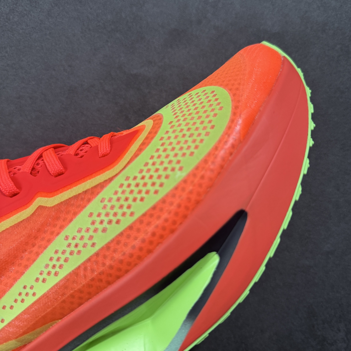 图片[5]-【公司级】NK ZoomX Invincible Run Flyknit 6 轻量跑鞋 飞织低帮休闲运动慢跑鞋 厚底增高 老爹鞋 此鞋专为短跑运动员而生 是为 5 至 10 公里距离的赛事和训练打造 整体设计采用流线型的轻质工程网眼材质构成鞋面 并与其他 Running 旗舰鞋款同样搭载全脚掌 ZoomX 缓冲中底 搭配 Pebax 物料与橡胶外底 ZoomX StreakFly 首发配色以Prototype呈现 其灵感是来自开发期间的磨损测试 透过编号的标记与内侧的预期跑步距离突出研发过程 货号： FN8454-601 尺码：36 36.5 37.5 38 38.5 39 40 40.5 41 42 42.5 43 44 45-选品中心