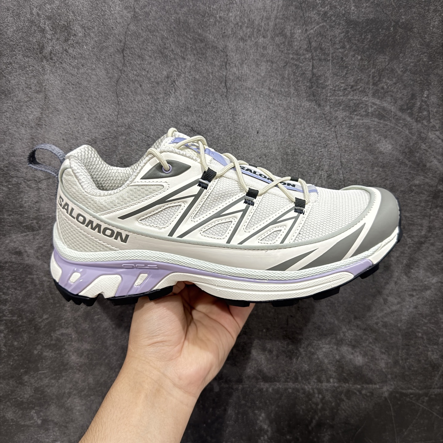 【PZ纯原】SALOMON XT-6 Expanse 萨洛蒙潮流越野机能户外功能鞋 灰紫色 478101 全新版本出货 好货不怕晚 品质 细节 材料都是肉眼可以见！ 售前售后也是其它工厂无法匹敌！ 纯原外贸平台特供订单 耗时半年巨作 全套原纸板楦头开发 原厂特供网布配套加持 确保原汁原味 完美呈现版型 原档数据独家私模五层组合大底 原装Ortholite轻量化鞋垫 中底布带钢印编号 原厂TPU锁扣 进口港宝加持 后跟自然饱满 还原公司包裹性 鞋面以“锯齿”状的包裹系统呈现 在基色底之下加入了各种色点缀 将公司的最新技术和时尚前卫的造型融入耐用的长跑款式中 鞋面由 TPU 薄膜制成 并焊接在高耐磨网眼上 使其既时尚又坚固 由 ACS底盘支撑 可增强稳定性和支撑力 以及由橡胶凸耳 Contragrip外底覆盖的 EVA 缓冲中底 旨在应对崎岖的地形 鞋舌上的彩色Salomon 标签、Quicklace 系统以及鞋头、鞋舌和鞋跟上的附加品牌使细节更加完美 让穿着者可以轻松驾驭户外与通勤下的任何运动生活场景 无缝鞋身户外随意纵横 颜值与脚感兼备 出街通勤 绝对非常吸睛 你值得拥有 尺码：36 36.5 37.5 38 38.5 39 40 40.5 41 42 42.5 43 44 44.5 45-选品中心