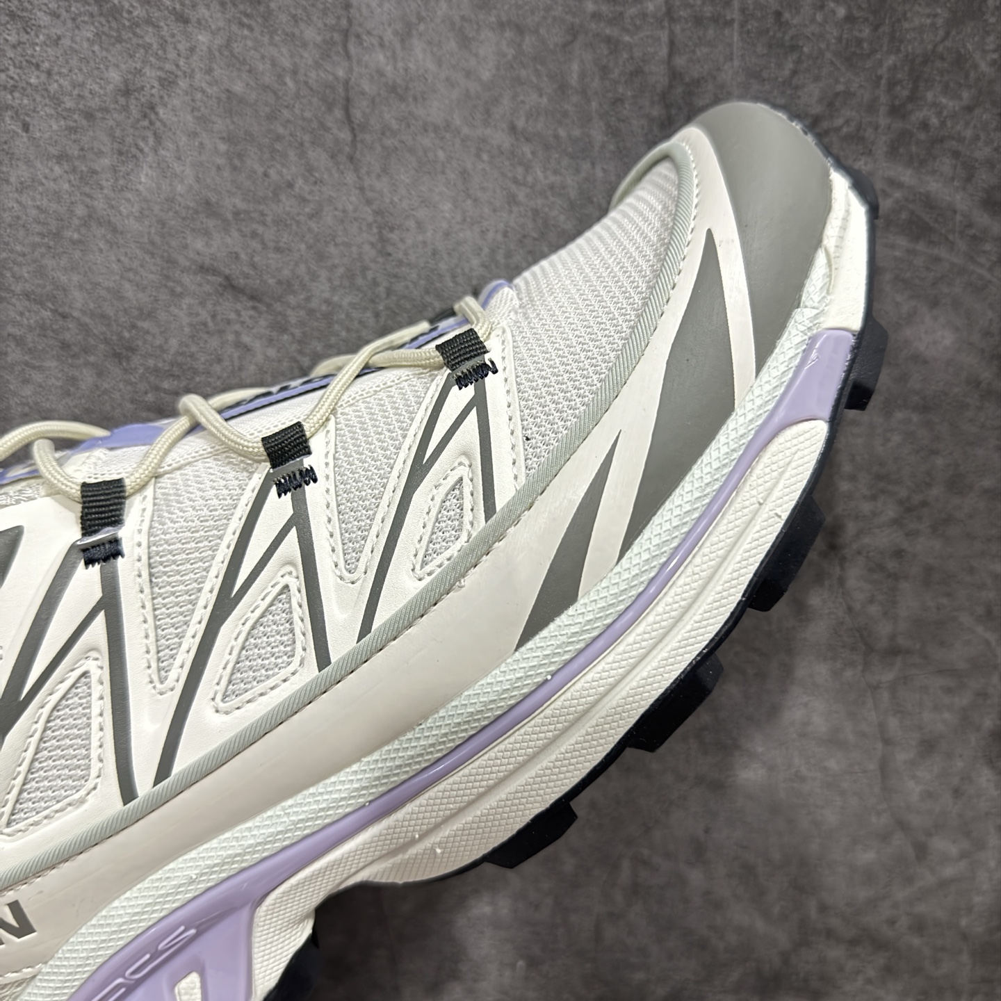 图片[6]-【PZ纯原】SALOMON XT-6 Expanse 萨洛蒙潮流越野机能户外功能鞋 灰紫色 478101 全新版本出货 好货不怕晚 品质 细节 材料都是肉眼可以见！ 售前售后也是其它工厂无法匹敌！ 纯原外贸平台特供订单 耗时半年巨作 全套原纸板楦头开发 原厂特供网布配套加持 确保原汁原味 完美呈现版型 原档数据独家私模五层组合大底 原装Ortholite轻量化鞋垫 中底布带钢印编号 原厂TPU锁扣 进口港宝加持 后跟自然饱满 还原公司包裹性 鞋面以“锯齿”状的包裹系统呈现 在基色底之下加入了各种色点缀 将公司的最新技术和时尚前卫的造型融入耐用的长跑款式中 鞋面由 TPU 薄膜制成 并焊接在高耐磨网眼上 使其既时尚又坚固 由 ACS底盘支撑 可增强稳定性和支撑力 以及由橡胶凸耳 Contragrip外底覆盖的 EVA 缓冲中底 旨在应对崎岖的地形 鞋舌上的彩色Salomon 标签、Quicklace 系统以及鞋头、鞋舌和鞋跟上的附加品牌使细节更加完美 让穿着者可以轻松驾驭户外与通勤下的任何运动生活场景 无缝鞋身户外随意纵横 颜值与脚感兼备 出街通勤 绝对非常吸睛 你值得拥有 尺码：36 36.5 37.5 38 38.5 39 40 40.5 41 42 42.5 43 44 44.5 45-选品中心