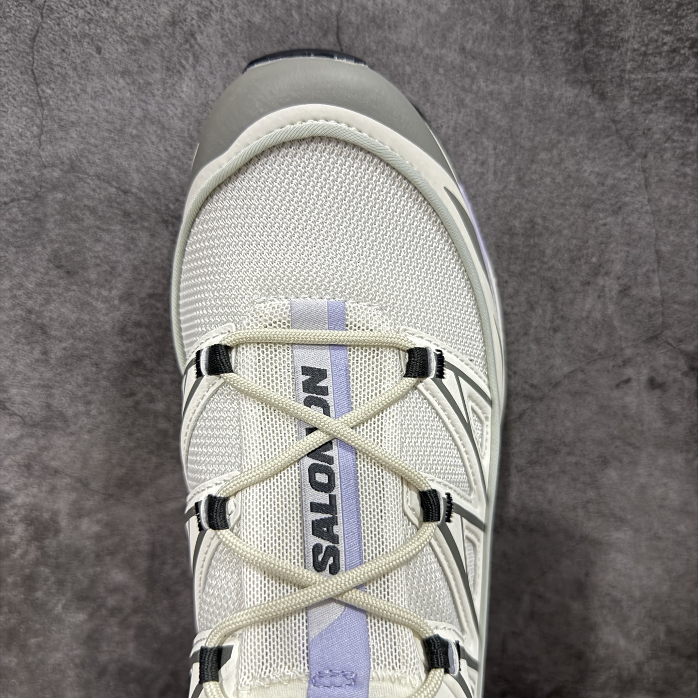 图片[5]-【PZ纯原】SALOMON XT-6 Expanse 萨洛蒙潮流越野机能户外功能鞋 灰紫色 478101 全新版本出货 好货不怕晚 品质 细节 材料都是肉眼可以见！ 售前售后也是其它工厂无法匹敌！ 纯原外贸平台特供订单 耗时半年巨作 全套原纸板楦头开发 原厂特供网布配套加持 确保原汁原味 完美呈现版型 原档数据独家私模五层组合大底 原装Ortholite轻量化鞋垫 中底布带钢印编号 原厂TPU锁扣 进口港宝加持 后跟自然饱满 还原公司包裹性 鞋面以“锯齿”状的包裹系统呈现 在基色底之下加入了各种色点缀 将公司的最新技术和时尚前卫的造型融入耐用的长跑款式中 鞋面由 TPU 薄膜制成 并焊接在高耐磨网眼上 使其既时尚又坚固 由 ACS底盘支撑 可增强稳定性和支撑力 以及由橡胶凸耳 Contragrip外底覆盖的 EVA 缓冲中底 旨在应对崎岖的地形 鞋舌上的彩色Salomon 标签、Quicklace 系统以及鞋头、鞋舌和鞋跟上的附加品牌使细节更加完美 让穿着者可以轻松驾驭户外与通勤下的任何运动生活场景 无缝鞋身户外随意纵横 颜值与脚感兼备 出街通勤 绝对非常吸睛 你值得拥有 尺码：36 36.5 37.5 38 38.5 39 40 40.5 41 42 42.5 43 44 44.5 45-选品中心