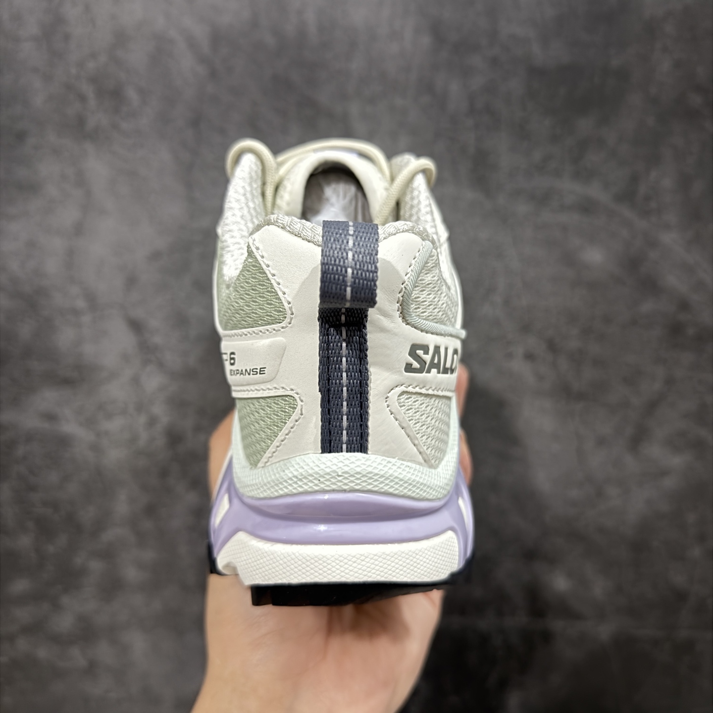 图片[4]-【PZ纯原】SALOMON XT-6 Expanse 萨洛蒙潮流越野机能户外功能鞋 灰紫色 478101 全新版本出货 好货不怕晚 品质 细节 材料都是肉眼可以见！ 售前售后也是其它工厂无法匹敌！ 纯原外贸平台特供订单 耗时半年巨作 全套原纸板楦头开发 原厂特供网布配套加持 确保原汁原味 完美呈现版型 原档数据独家私模五层组合大底 原装Ortholite轻量化鞋垫 中底布带钢印编号 原厂TPU锁扣 进口港宝加持 后跟自然饱满 还原公司包裹性 鞋面以“锯齿”状的包裹系统呈现 在基色底之下加入了各种色点缀 将公司的最新技术和时尚前卫的造型融入耐用的长跑款式中 鞋面由 TPU 薄膜制成 并焊接在高耐磨网眼上 使其既时尚又坚固 由 ACS底盘支撑 可增强稳定性和支撑力 以及由橡胶凸耳 Contragrip外底覆盖的 EVA 缓冲中底 旨在应对崎岖的地形 鞋舌上的彩色Salomon 标签、Quicklace 系统以及鞋头、鞋舌和鞋跟上的附加品牌使细节更加完美 让穿着者可以轻松驾驭户外与通勤下的任何运动生活场景 无缝鞋身户外随意纵横 颜值与脚感兼备 出街通勤 绝对非常吸睛 你值得拥有 尺码：36 36.5 37.5 38 38.5 39 40 40.5 41 42 42.5 43 44 44.5 45-选品中心
