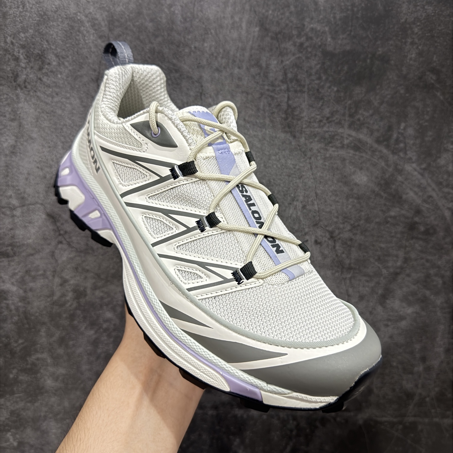 图片[3]-【PZ纯原】SALOMON XT-6 Expanse 萨洛蒙潮流越野机能户外功能鞋 灰紫色 478101 全新版本出货 好货不怕晚 品质 细节 材料都是肉眼可以见！ 售前售后也是其它工厂无法匹敌！ 纯原外贸平台特供订单 耗时半年巨作 全套原纸板楦头开发 原厂特供网布配套加持 确保原汁原味 完美呈现版型 原档数据独家私模五层组合大底 原装Ortholite轻量化鞋垫 中底布带钢印编号 原厂TPU锁扣 进口港宝加持 后跟自然饱满 还原公司包裹性 鞋面以“锯齿”状的包裹系统呈现 在基色底之下加入了各种色点缀 将公司的最新技术和时尚前卫的造型融入耐用的长跑款式中 鞋面由 TPU 薄膜制成 并焊接在高耐磨网眼上 使其既时尚又坚固 由 ACS底盘支撑 可增强稳定性和支撑力 以及由橡胶凸耳 Contragrip外底覆盖的 EVA 缓冲中底 旨在应对崎岖的地形 鞋舌上的彩色Salomon 标签、Quicklace 系统以及鞋头、鞋舌和鞋跟上的附加品牌使细节更加完美 让穿着者可以轻松驾驭户外与通勤下的任何运动生活场景 无缝鞋身户外随意纵横 颜值与脚感兼备 出街通勤 绝对非常吸睛 你值得拥有 尺码：36 36.5 37.5 38 38.5 39 40 40.5 41 42 42.5 43 44 44.5 45-选品中心