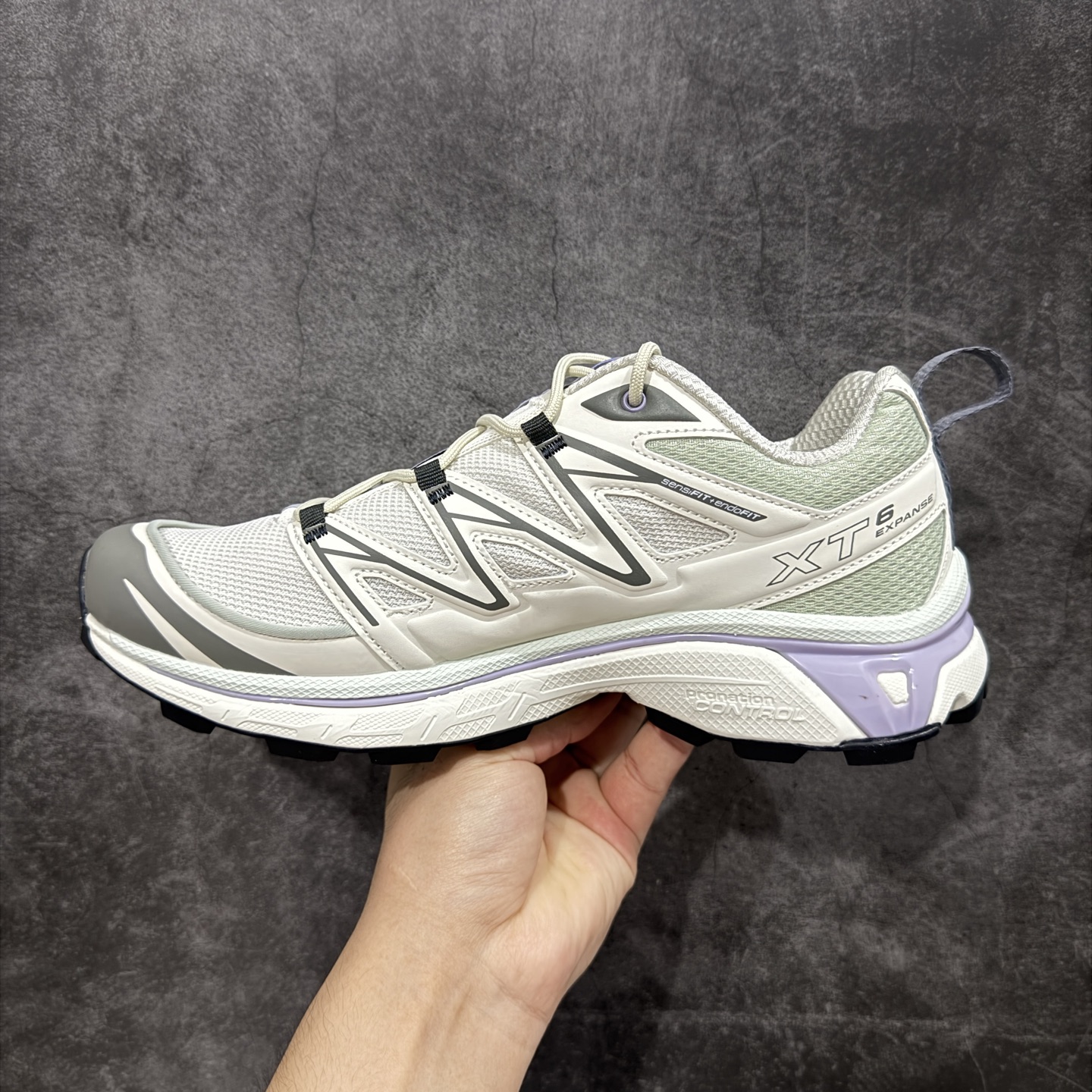 图片[2]-【PZ纯原】SALOMON XT-6 Expanse 萨洛蒙潮流越野机能户外功能鞋 灰紫色 478101 全新版本出货 好货不怕晚 品质 细节 材料都是肉眼可以见！ 售前售后也是其它工厂无法匹敌！ 纯原外贸平台特供订单 耗时半年巨作 全套原纸板楦头开发 原厂特供网布配套加持 确保原汁原味 完美呈现版型 原档数据独家私模五层组合大底 原装Ortholite轻量化鞋垫 中底布带钢印编号 原厂TPU锁扣 进口港宝加持 后跟自然饱满 还原公司包裹性 鞋面以“锯齿”状的包裹系统呈现 在基色底之下加入了各种色点缀 将公司的最新技术和时尚前卫的造型融入耐用的长跑款式中 鞋面由 TPU 薄膜制成 并焊接在高耐磨网眼上 使其既时尚又坚固 由 ACS底盘支撑 可增强稳定性和支撑力 以及由橡胶凸耳 Contragrip外底覆盖的 EVA 缓冲中底 旨在应对崎岖的地形 鞋舌上的彩色Salomon 标签、Quicklace 系统以及鞋头、鞋舌和鞋跟上的附加品牌使细节更加完美 让穿着者可以轻松驾驭户外与通勤下的任何运动生活场景 无缝鞋身户外随意纵横 颜值与脚感兼备 出街通勤 绝对非常吸睛 你值得拥有 尺码：36 36.5 37.5 38 38.5 39 40 40.5 41 42 42.5 43 44 44.5 45-选品中心