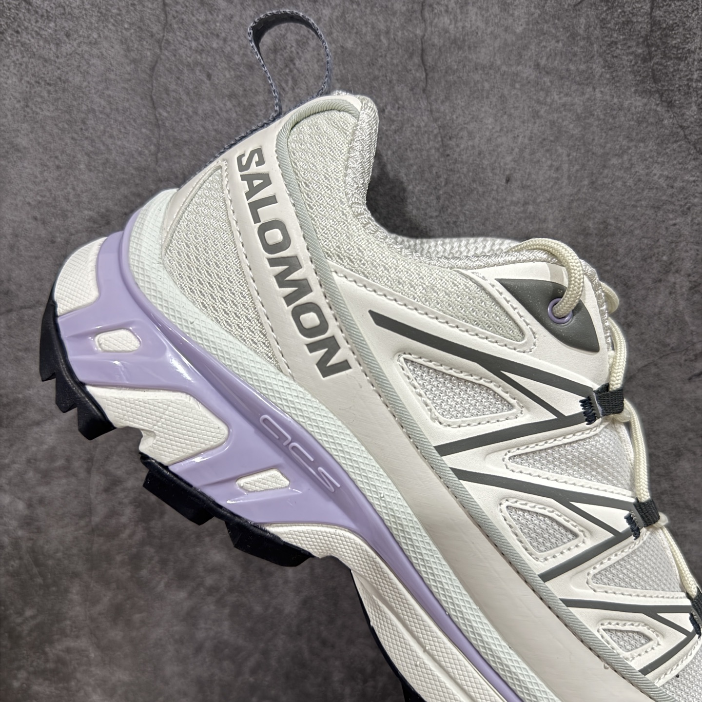 图片[7]-【PZ纯原】SALOMON XT-6 Expanse 萨洛蒙潮流越野机能户外功能鞋 灰紫色 478101 全新版本出货 好货不怕晚 品质 细节 材料都是肉眼可以见！ 售前售后也是其它工厂无法匹敌！ 纯原外贸平台特供订单 耗时半年巨作 全套原纸板楦头开发 原厂特供网布配套加持 确保原汁原味 完美呈现版型 原档数据独家私模五层组合大底 原装Ortholite轻量化鞋垫 中底布带钢印编号 原厂TPU锁扣 进口港宝加持 后跟自然饱满 还原公司包裹性 鞋面以“锯齿”状的包裹系统呈现 在基色底之下加入了各种色点缀 将公司的最新技术和时尚前卫的造型融入耐用的长跑款式中 鞋面由 TPU 薄膜制成 并焊接在高耐磨网眼上 使其既时尚又坚固 由 ACS底盘支撑 可增强稳定性和支撑力 以及由橡胶凸耳 Contragrip外底覆盖的 EVA 缓冲中底 旨在应对崎岖的地形 鞋舌上的彩色Salomon 标签、Quicklace 系统以及鞋头、鞋舌和鞋跟上的附加品牌使细节更加完美 让穿着者可以轻松驾驭户外与通勤下的任何运动生活场景 无缝鞋身户外随意纵横 颜值与脚感兼备 出街通勤 绝对非常吸睛 你值得拥有 尺码：36 36.5 37.5 38 38.5 39 40 40.5 41 42 42.5 43 44 44.5 45-选品中心