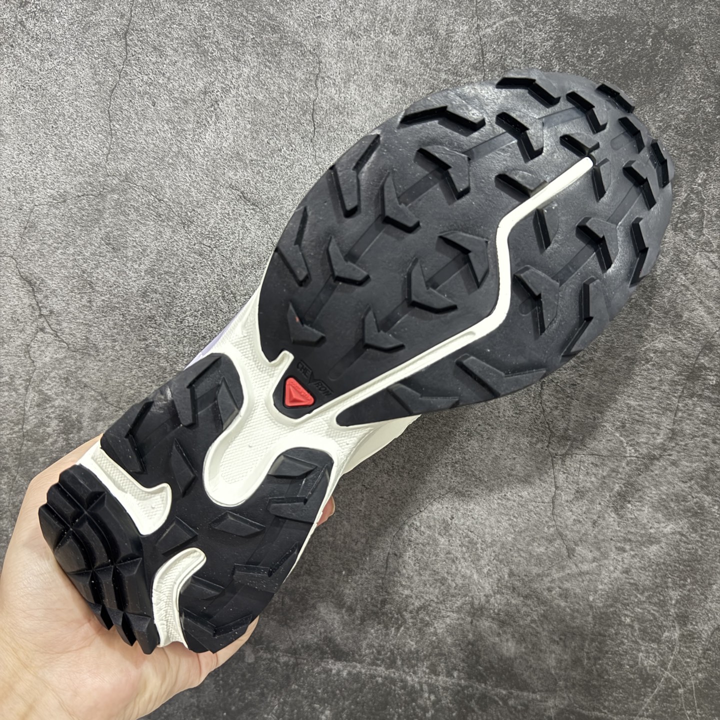 图片[9]-【PZ纯原】SALOMON XT-6 Expanse 萨洛蒙潮流越野机能户外功能鞋 灰紫色 478101 全新版本出货 好货不怕晚 品质 细节 材料都是肉眼可以见！ 售前售后也是其它工厂无法匹敌！ 纯原外贸平台特供订单 耗时半年巨作 全套原纸板楦头开发 原厂特供网布配套加持 确保原汁原味 完美呈现版型 原档数据独家私模五层组合大底 原装Ortholite轻量化鞋垫 中底布带钢印编号 原厂TPU锁扣 进口港宝加持 后跟自然饱满 还原公司包裹性 鞋面以“锯齿”状的包裹系统呈现 在基色底之下加入了各种色点缀 将公司的最新技术和时尚前卫的造型融入耐用的长跑款式中 鞋面由 TPU 薄膜制成 并焊接在高耐磨网眼上 使其既时尚又坚固 由 ACS底盘支撑 可增强稳定性和支撑力 以及由橡胶凸耳 Contragrip外底覆盖的 EVA 缓冲中底 旨在应对崎岖的地形 鞋舌上的彩色Salomon 标签、Quicklace 系统以及鞋头、鞋舌和鞋跟上的附加品牌使细节更加完美 让穿着者可以轻松驾驭户外与通勤下的任何运动生活场景 无缝鞋身户外随意纵横 颜值与脚感兼备 出街通勤 绝对非常吸睛 你值得拥有 尺码：36 36.5 37.5 38 38.5 39 40 40.5 41 42 42.5 43 44 44.5 45-选品中心