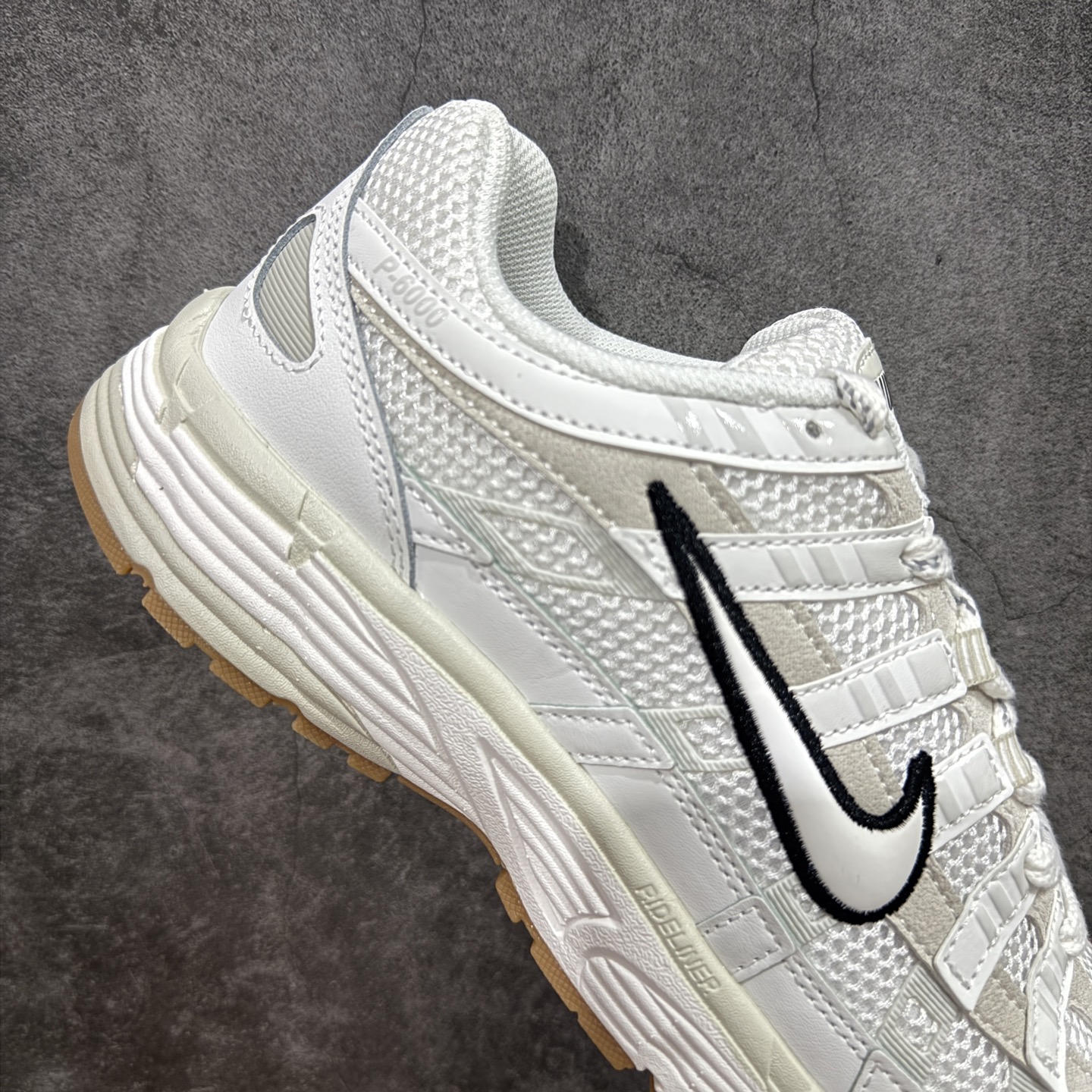 图片[7]-【原厂版】 NK P-6000 系列低帮复古老爹风休闲运动舒适慢跑鞋 HF4898-121 购入原鞋原装纸板楦头开发 独家私模四层组合大底 市场唯一正确版本 充分还原原鞋的感觉！ 鞋面裁片非常复杂 绝对精品的质量 搭配性价比的价格！值得一试 良心定价 新配色陆续出货 进口三文治网面 融合 Pegasus 过往运动鞋设计 助力 21 世纪早期跑步运动跃升时尚新高度 采用透气网眼布、运动风格线条和耐穿覆面 兼具吸睛外观和舒适感受 中底泡绵以田径赛道为灵感 打造厚实设计 缔造出众缓震性能 尺码：36 36.5 37.5 38 38.5 39 40 40.5 41 42 42.5 43 44 44.5 45-选品中心