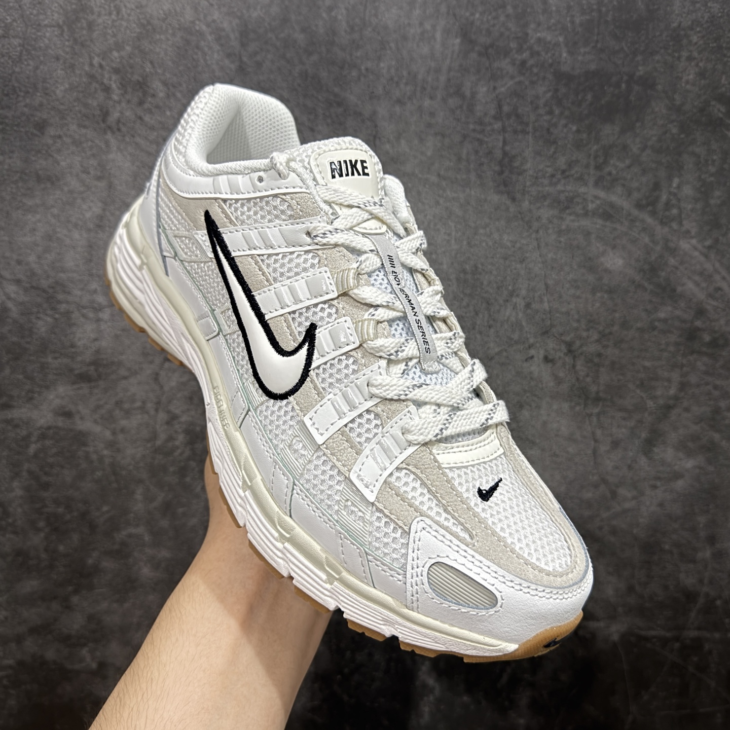 图片[3]-【原厂版】 NK P-6000 系列低帮复古老爹风休闲运动舒适慢跑鞋 HF4898-121 购入原鞋原装纸板楦头开发 独家私模四层组合大底 市场唯一正确版本 充分还原原鞋的感觉！ 鞋面裁片非常复杂 绝对精品的质量 搭配性价比的价格！值得一试 良心定价 新配色陆续出货 进口三文治网面 融合 Pegasus 过往运动鞋设计 助力 21 世纪早期跑步运动跃升时尚新高度 采用透气网眼布、运动风格线条和耐穿覆面 兼具吸睛外观和舒适感受 中底泡绵以田径赛道为灵感 打造厚实设计 缔造出众缓震性能 尺码：36 36.5 37.5 38 38.5 39 40 40.5 41 42 42.5 43 44 44.5 45-选品中心