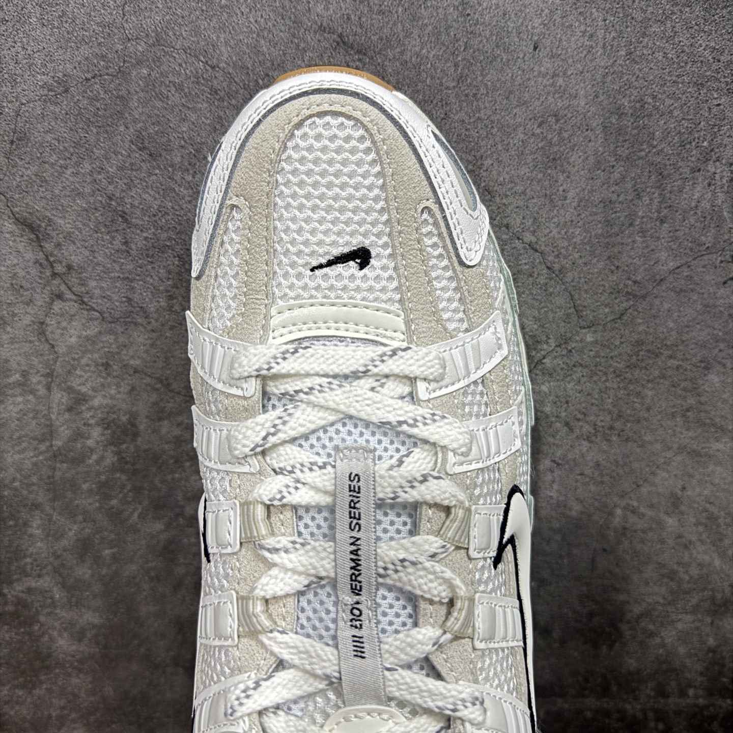 图片[5]-【原厂版】 NK P-6000 系列低帮复古老爹风休闲运动舒适慢跑鞋 HF4898-121 购入原鞋原装纸板楦头开发 独家私模四层组合大底 市场唯一正确版本 充分还原原鞋的感觉！ 鞋面裁片非常复杂 绝对精品的质量 搭配性价比的价格！值得一试 良心定价 新配色陆续出货 进口三文治网面 融合 Pegasus 过往运动鞋设计 助力 21 世纪早期跑步运动跃升时尚新高度 采用透气网眼布、运动风格线条和耐穿覆面 兼具吸睛外观和舒适感受 中底泡绵以田径赛道为灵感 打造厚实设计 缔造出众缓震性能 尺码：36 36.5 37.5 38 38.5 39 40 40.5 41 42 42.5 43 44 44.5 45-选品中心