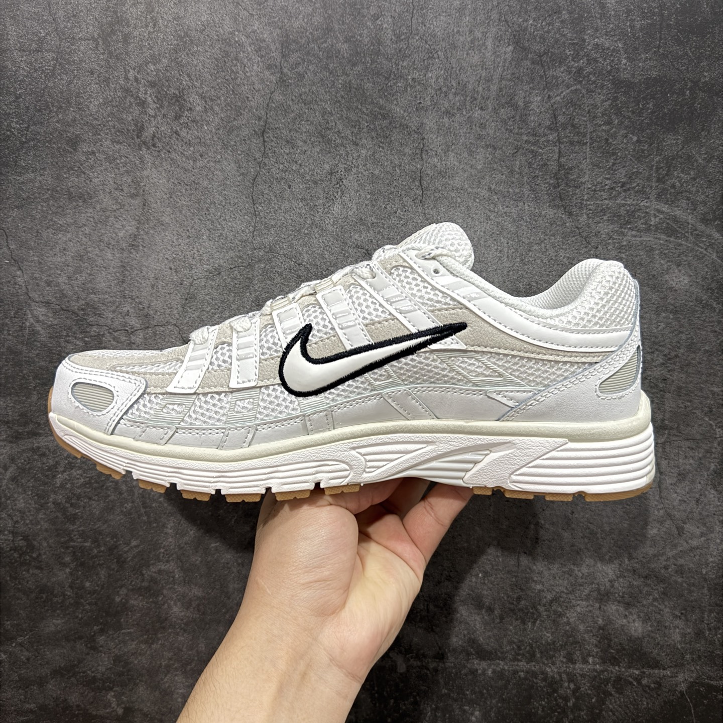 图片[2]-【原厂版】 NK P-6000 系列低帮复古老爹风休闲运动舒适慢跑鞋 HF4898-121 购入原鞋原装纸板楦头开发 独家私模四层组合大底 市场唯一正确版本 充分还原原鞋的感觉！ 鞋面裁片非常复杂 绝对精品的质量 搭配性价比的价格！值得一试 良心定价 新配色陆续出货 进口三文治网面 融合 Pegasus 过往运动鞋设计 助力 21 世纪早期跑步运动跃升时尚新高度 采用透气网眼布、运动风格线条和耐穿覆面 兼具吸睛外观和舒适感受 中底泡绵以田径赛道为灵感 打造厚实设计 缔造出众缓震性能 尺码：36 36.5 37.5 38 38.5 39 40 40.5 41 42 42.5 43 44 44.5 45-选品中心