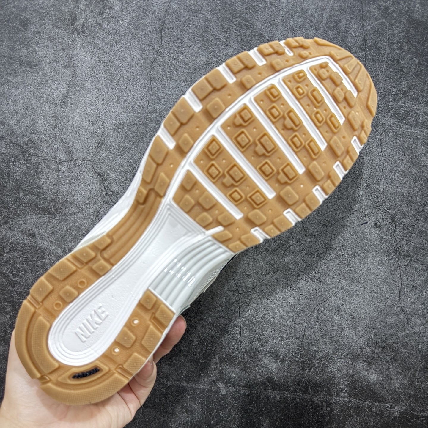 图片[9]-【原厂版】 NK P-6000 系列低帮复古老爹风休闲运动舒适慢跑鞋 HF4898-121 购入原鞋原装纸板楦头开发 独家私模四层组合大底 市场唯一正确版本 充分还原原鞋的感觉！ 鞋面裁片非常复杂 绝对精品的质量 搭配性价比的价格！值得一试 良心定价 新配色陆续出货 进口三文治网面 融合 Pegasus 过往运动鞋设计 助力 21 世纪早期跑步运动跃升时尚新高度 采用透气网眼布、运动风格线条和耐穿覆面 兼具吸睛外观和舒适感受 中底泡绵以田径赛道为灵感 打造厚实设计 缔造出众缓震性能 尺码：36 36.5 37.5 38 38.5 39 40 40.5 41 42 42.5 43 44 44.5 45-选品中心