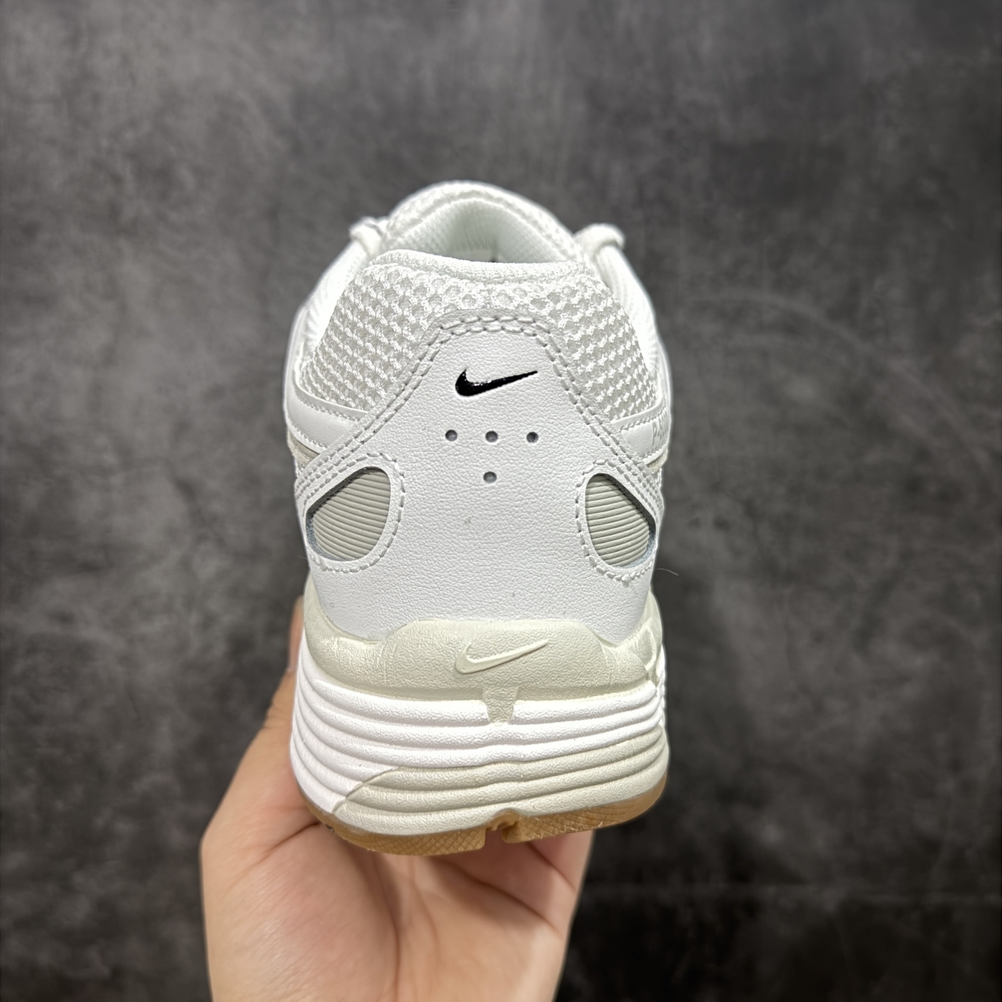 图片[4]-【原厂版】 NK P-6000 系列低帮复古老爹风休闲运动舒适慢跑鞋 HF4898-121 购入原鞋原装纸板楦头开发 独家私模四层组合大底 市场唯一正确版本 充分还原原鞋的感觉！ 鞋面裁片非常复杂 绝对精品的质量 搭配性价比的价格！值得一试 良心定价 新配色陆续出货 进口三文治网面 融合 Pegasus 过往运动鞋设计 助力 21 世纪早期跑步运动跃升时尚新高度 采用透气网眼布、运动风格线条和耐穿覆面 兼具吸睛外观和舒适感受 中底泡绵以田径赛道为灵感 打造厚实设计 缔造出众缓震性能 尺码：36 36.5 37.5 38 38.5 39 40 40.5 41 42 42.5 43 44 44.5 45-选品中心