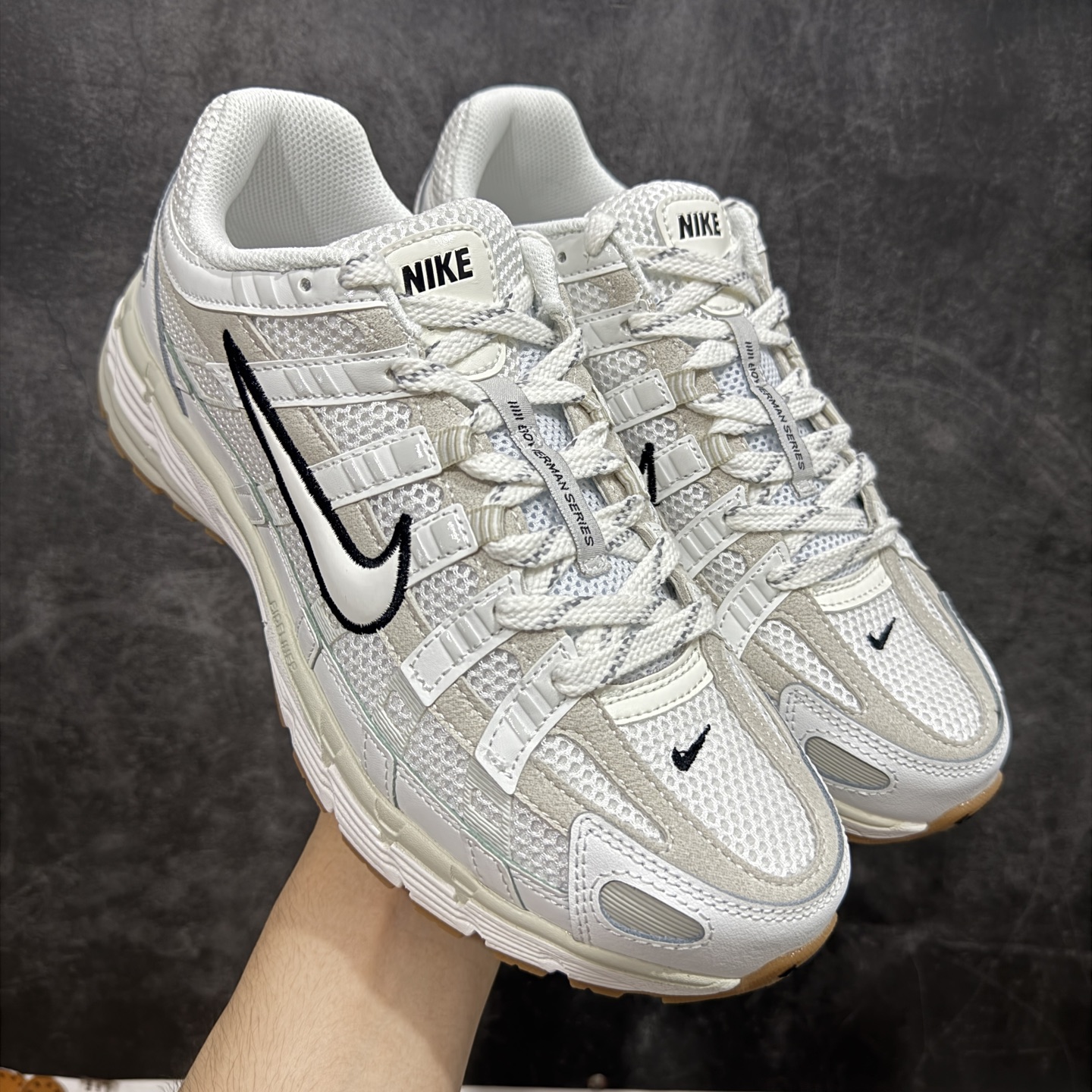 【原厂版】 NK P-6000 系列低帮复古老爹风休闲运动舒适慢跑鞋 HF4898-121 购入原鞋原装纸板楦头开发 独家私模四层组合大底 市场唯一正确版本 充分还原原鞋的感觉！ 鞋面裁片非常复杂 绝对精品的质量 搭配性价比的价格！值得一试 良心定价 新配色陆续出货 进口三文治网面 融合 Pegasus 过往运动鞋设计 助力 21 世纪早期跑步运动跃升时尚新高度 采用透气网眼布、运动风格线条和耐穿覆面 兼具吸睛外观和舒适感受 中底泡绵以田径赛道为灵感 打造厚实设计 缔造出众缓震性能 尺码：36 36.5 37.5 38 38.5 39 40 40.5 41 42 42.5 43 44 44.5 45-选品中心