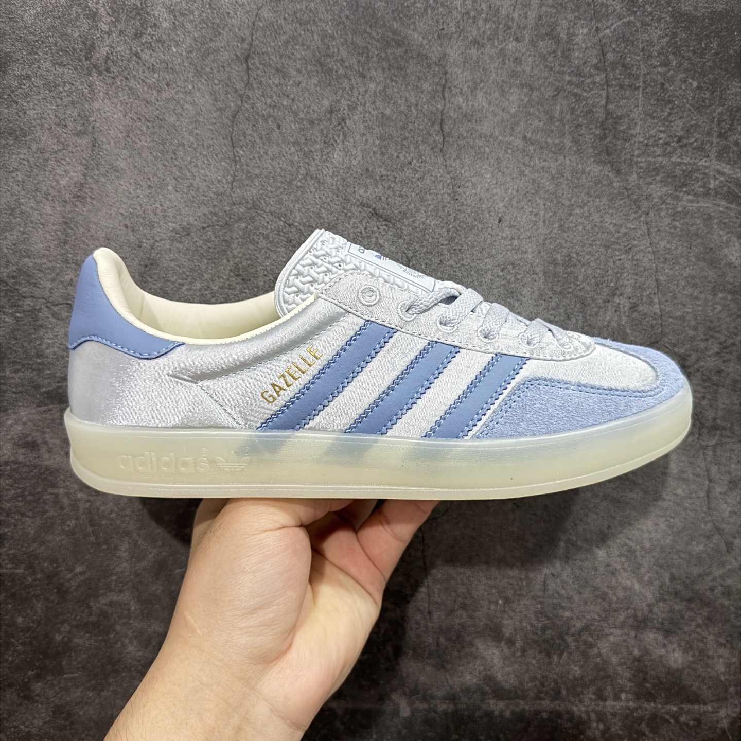 【定制版】adidas originals GAZELLE INDOOR 蓝色 此款鞋延续了橡胶外底和经典款式的传统。优质绒面革鞋面和标志性的3条纹采用明亮的对比色，为久经考验的外观带来俏皮、富有表现力的饰面。 货号：JI2711 尺码：35.5 36 36.5 37 38 38.5 39 40 40.5 41 42 42.5 43 44 44.5 45-选品中心