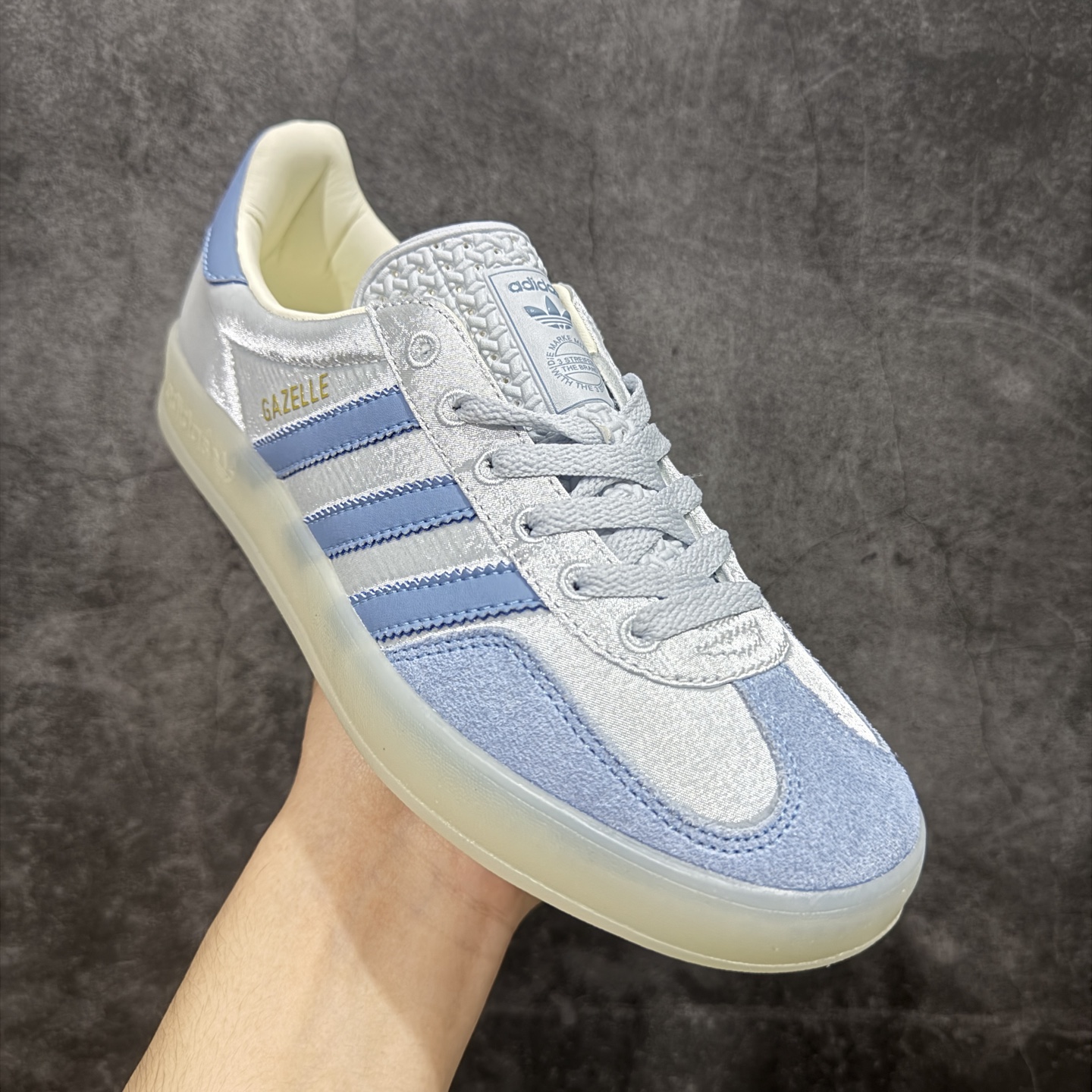 图片[3]-【定制版】adidas originals GAZELLE INDOOR 蓝色 此款鞋延续了橡胶外底和经典款式的传统。优质绒面革鞋面和标志性的3条纹采用明亮的对比色，为久经考验的外观带来俏皮、富有表现力的饰面。 货号：JI2711 尺码：35.5 36 36.5 37 38 38.5 39 40 40.5 41 42 42.5 43 44 44.5 45-选品中心