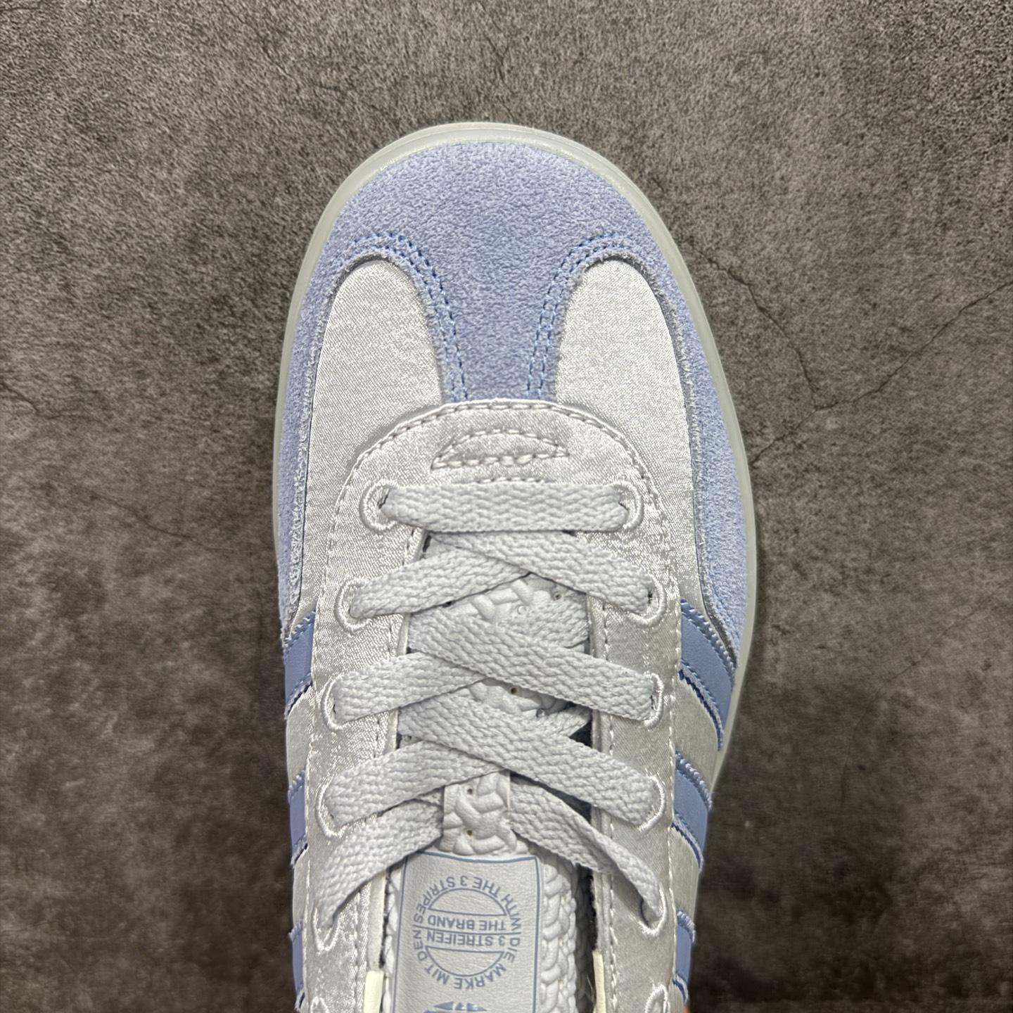 图片[5]-【定制版】adidas originals GAZELLE INDOOR 蓝色 此款鞋延续了橡胶外底和经典款式的传统。优质绒面革鞋面和标志性的3条纹采用明亮的对比色，为久经考验的外观带来俏皮、富有表现力的饰面。 货号：JI2711 尺码：35.5 36 36.5 37 38 38.5 39 40 40.5 41 42 42.5 43 44 44.5 45-选品中心
