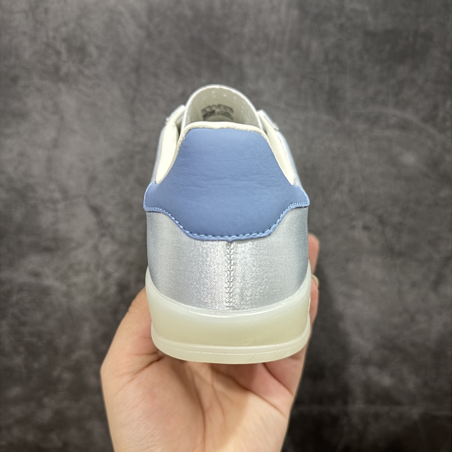 图片[4]-【定制版】adidas originals GAZELLE INDOOR 蓝色 此款鞋延续了橡胶外底和经典款式的传统。优质绒面革鞋面和标志性的3条纹采用明亮的对比色，为久经考验的外观带来俏皮、富有表现力的饰面。 货号：JI2711 尺码：35.5 36 36.5 37 38 38.5 39 40 40.5 41 42 42.5 43 44 44.5 45-选品中心