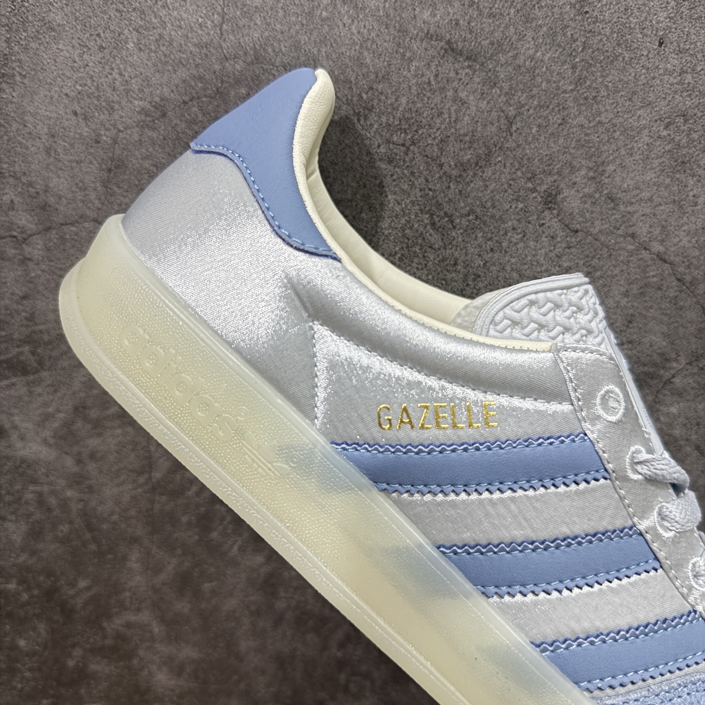 图片[7]-【定制版】adidas originals GAZELLE INDOOR 蓝色 此款鞋延续了橡胶外底和经典款式的传统。优质绒面革鞋面和标志性的3条纹采用明亮的对比色，为久经考验的外观带来俏皮、富有表现力的饰面。 货号：JI2711 尺码：35.5 36 36.5 37 38 38.5 39 40 40.5 41 42 42.5 43 44 44.5 45-选品中心