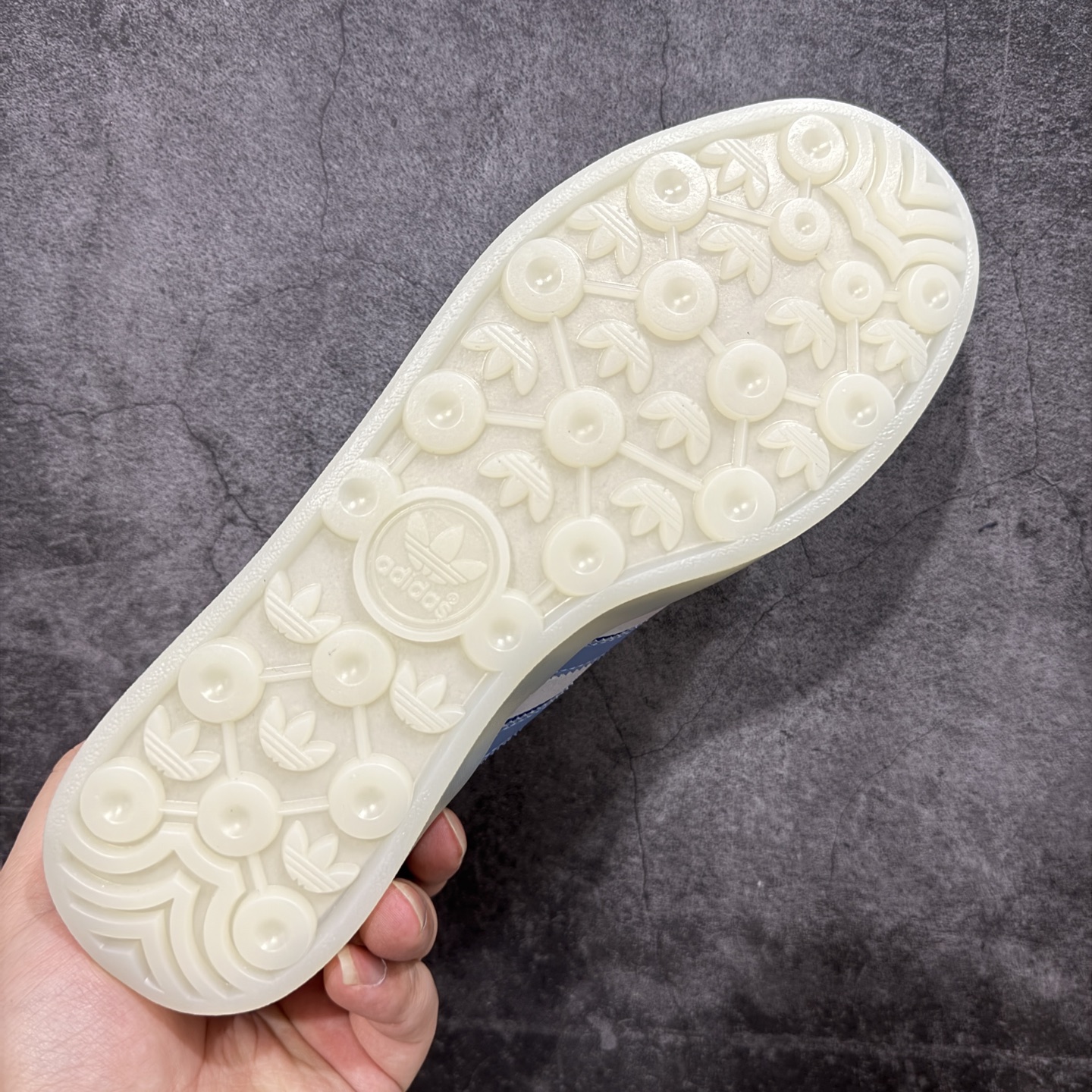 图片[9]-【定制版】adidas originals GAZELLE INDOOR 蓝色 此款鞋延续了橡胶外底和经典款式的传统。优质绒面革鞋面和标志性的3条纹采用明亮的对比色，为久经考验的外观带来俏皮、富有表现力的饰面。 货号：JI2711 尺码：35.5 36 36.5 37 38 38.5 39 40 40.5 41 42 42.5 43 44 44.5 45-选品中心