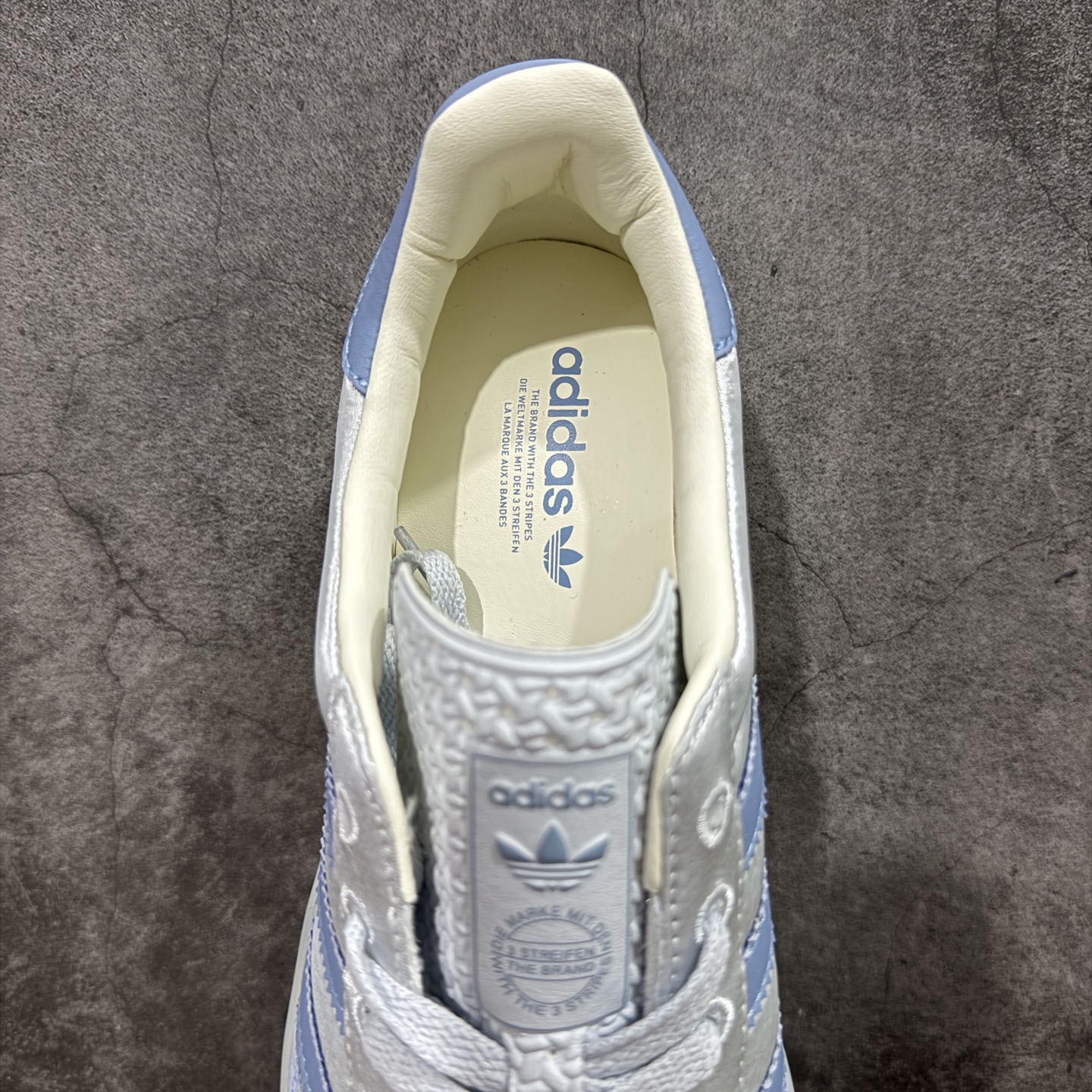 图片[8]-【定制版】adidas originals GAZELLE INDOOR 蓝色 此款鞋延续了橡胶外底和经典款式的传统。优质绒面革鞋面和标志性的3条纹采用明亮的对比色，为久经考验的外观带来俏皮、富有表现力的饰面。 货号：JI2711 尺码：35.5 36 36.5 37 38 38.5 39 40 40.5 41 42 42.5 43 44 44.5 45-选品中心