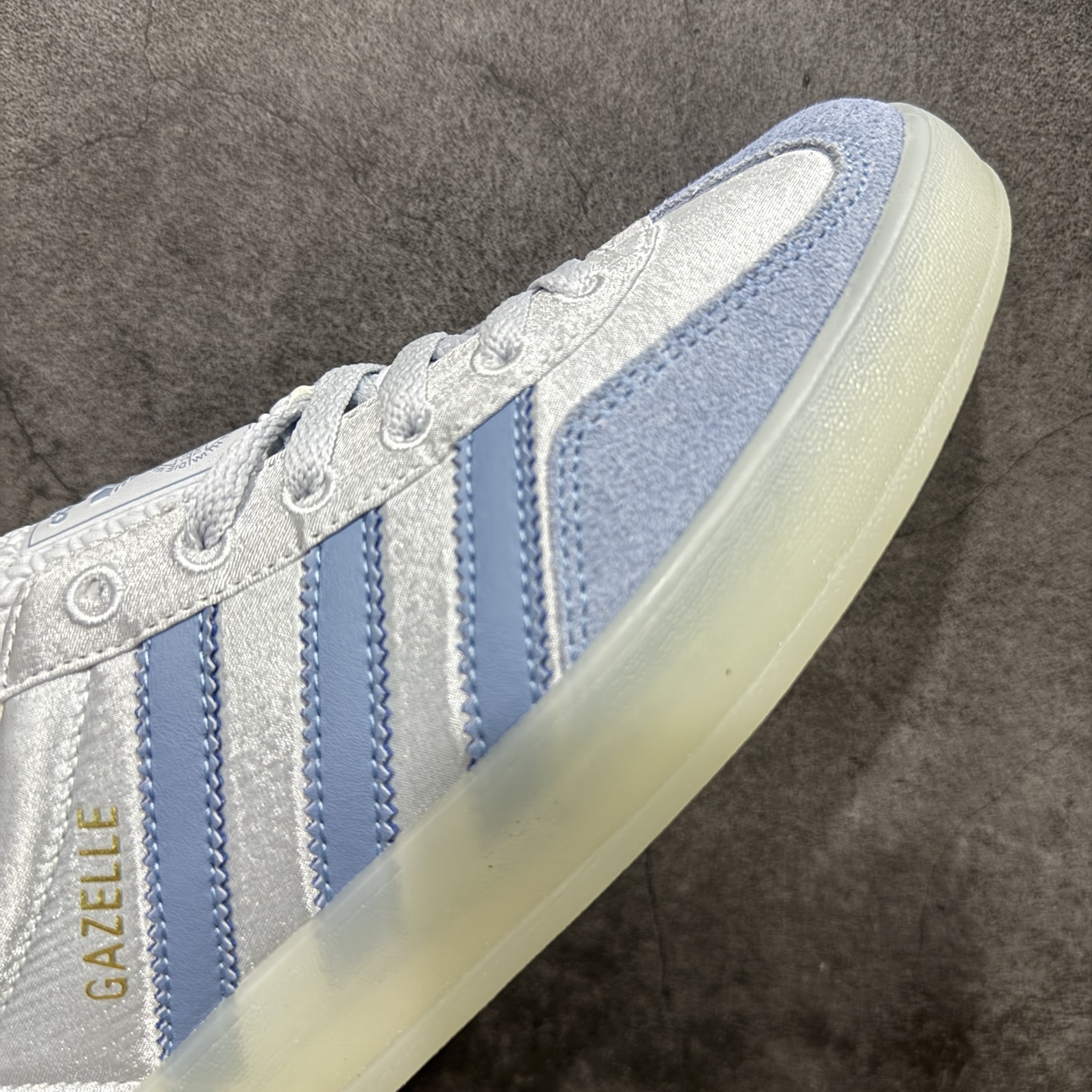 图片[6]-【定制版】adidas originals GAZELLE INDOOR 蓝色 此款鞋延续了橡胶外底和经典款式的传统。优质绒面革鞋面和标志性的3条纹采用明亮的对比色，为久经考验的外观带来俏皮、富有表现力的饰面。 货号：JI2711 尺码：35.5 36 36.5 37 38 38.5 39 40 40.5 41 42 42.5 43 44 44.5 45-选品中心