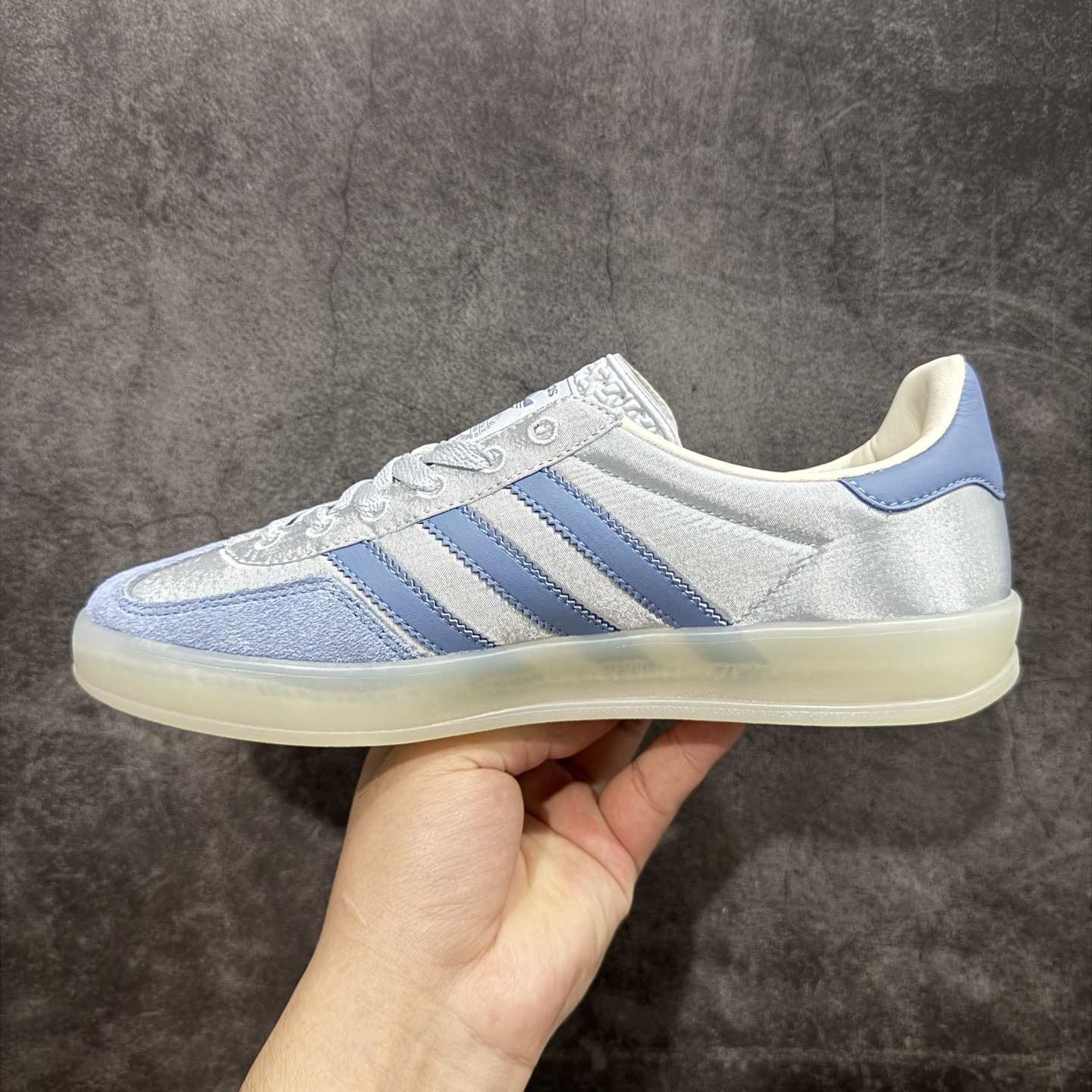 图片[2]-【定制版】adidas originals GAZELLE INDOOR 蓝色 此款鞋延续了橡胶外底和经典款式的传统。优质绒面革鞋面和标志性的3条纹采用明亮的对比色，为久经考验的外观带来俏皮、富有表现力的饰面。 货号：JI2711 尺码：35.5 36 36.5 37 38 38.5 39 40 40.5 41 42 42.5 43 44 44.5 45-选品中心
