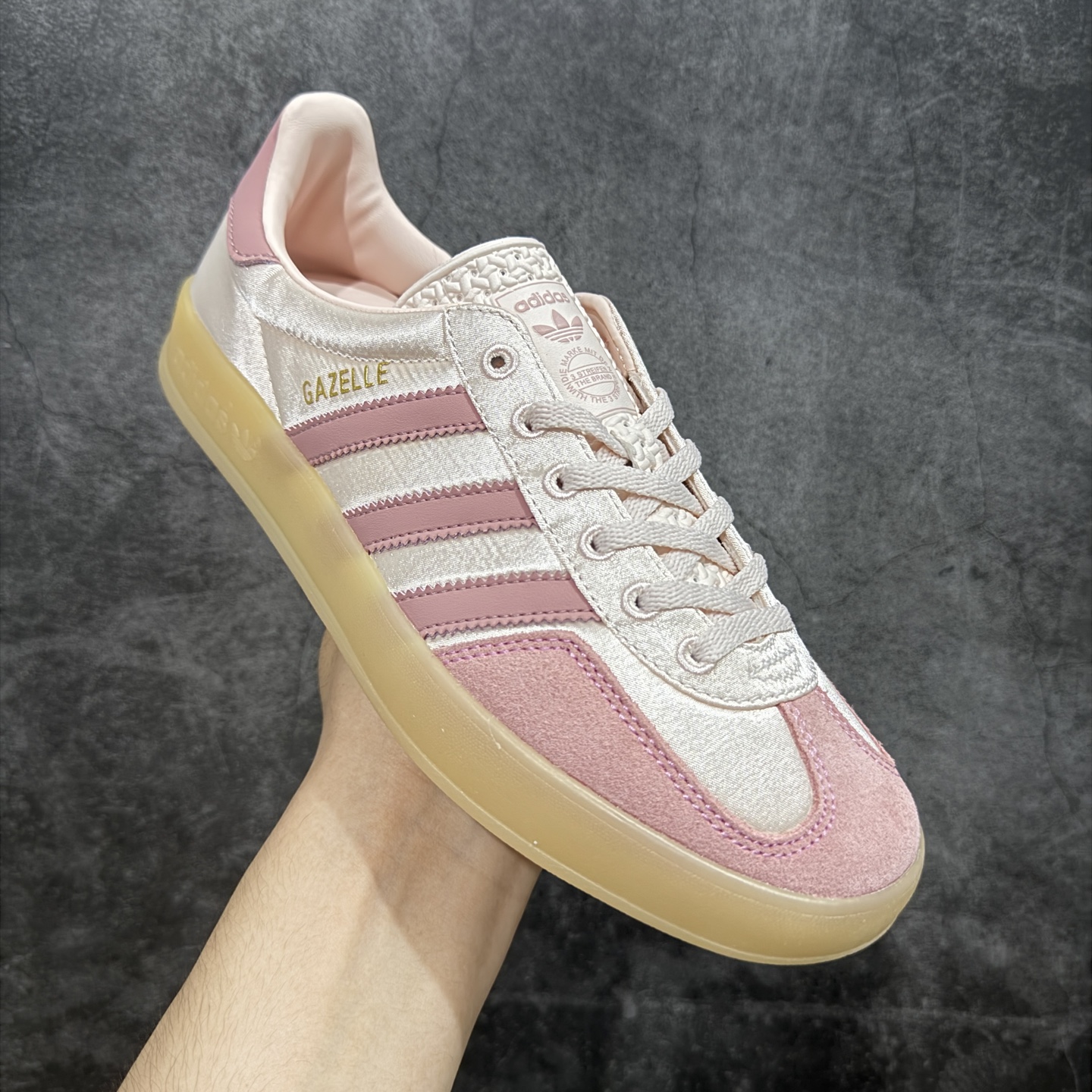 图片[3]-【定制版】adidas originals GAZELLE INDOOR 粉色 此款鞋延续了橡胶外底和经典款式的传统。优质绒面革鞋面和标志性的3条纹采用明亮的对比色，为久经考验的外观带来俏皮、富有表现力的饰面。 货号：JI2702 尺码：35.5 36 36.5 37 38 38.5 39 40 40.5 41 42 42.5 43 44 44.5 45-选品中心