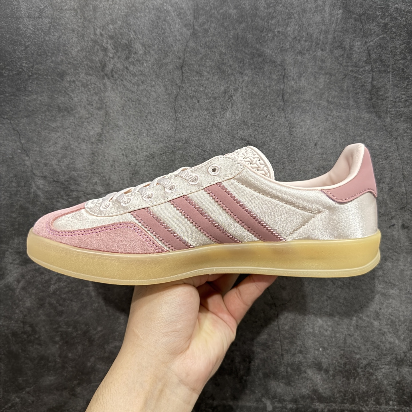 图片[2]-【定制版】adidas originals GAZELLE INDOOR 粉色 此款鞋延续了橡胶外底和经典款式的传统。优质绒面革鞋面和标志性的3条纹采用明亮的对比色，为久经考验的外观带来俏皮、富有表现力的饰面。 货号：JI2702 尺码：35.5 36 36.5 37 38 38.5 39 40 40.5 41 42 42.5 43 44 44.5 45-选品中心