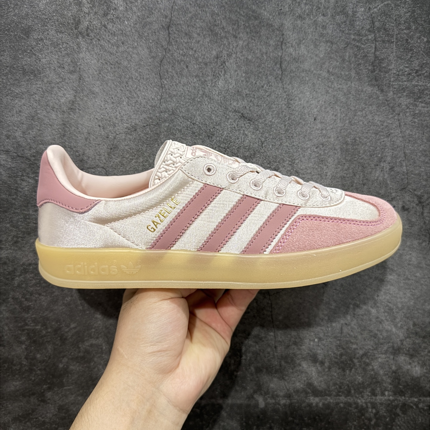 【定制版】adidas originals GAZELLE INDOOR 粉色 此款鞋延续了橡胶外底和经典款式的传统。优质绒面革鞋面和标志性的3条纹采用明亮的对比色,为久经考验的外观带来俏皮、富有表现力的饰面。 货号:JI2702 尺码:35.5 36 36.5 37 38 38.5 39 40 40.5 41 42 42.5 43 44 44.5 45-选品中心