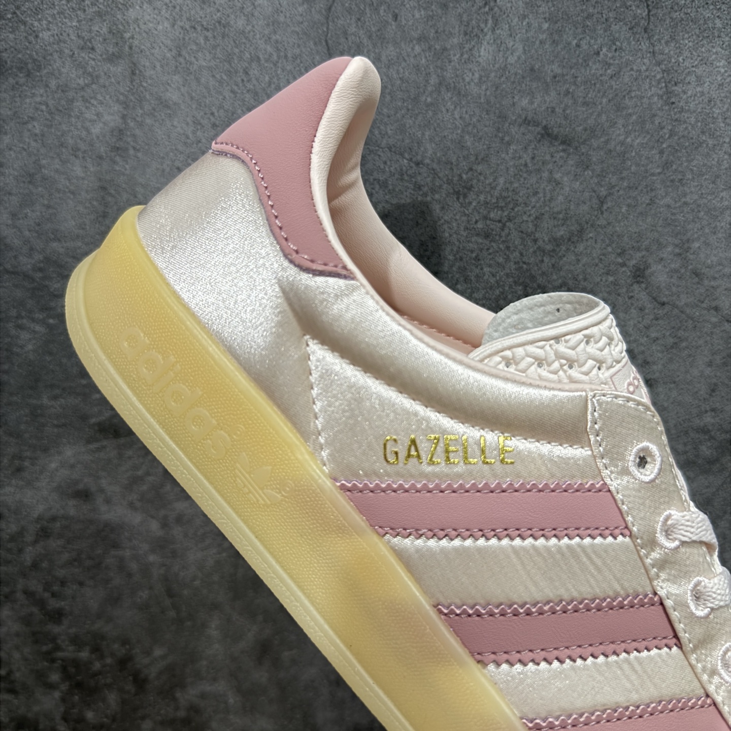 图片[7]-【定制版】adidas originals GAZELLE INDOOR 粉色 此款鞋延续了橡胶外底和经典款式的传统。优质绒面革鞋面和标志性的3条纹采用明亮的对比色，为久经考验的外观带来俏皮、富有表现力的饰面。 货号：JI2702 尺码：35.5 36 36.5 37 38 38.5 39 40 40.5 41 42 42.5 43 44 44.5 45-选品中心