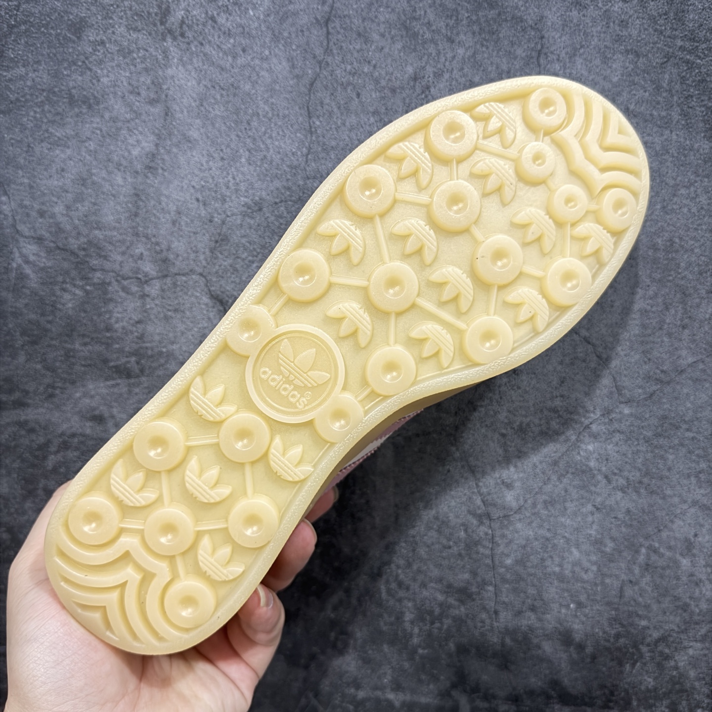 图片[9]-【定制版】adidas originals GAZELLE INDOOR 粉色 此款鞋延续了橡胶外底和经典款式的传统。优质绒面革鞋面和标志性的3条纹采用明亮的对比色，为久经考验的外观带来俏皮、富有表现力的饰面。 货号：JI2702 尺码：35.5 36 36.5 37 38 38.5 39 40 40.5 41 42 42.5 43 44 44.5 45-选品中心