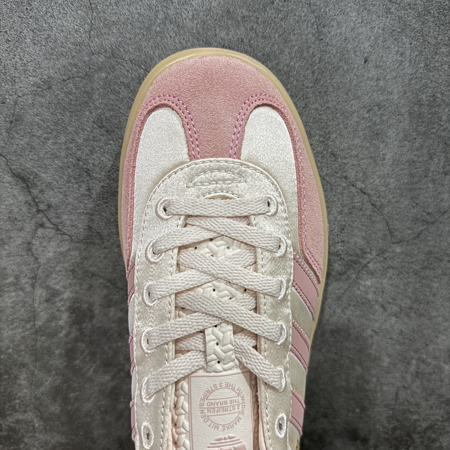 图片[5]-【定制版】adidas originals GAZELLE INDOOR 粉色 此款鞋延续了橡胶外底和经典款式的传统。优质绒面革鞋面和标志性的3条纹采用明亮的对比色，为久经考验的外观带来俏皮、富有表现力的饰面。 货号：JI2702 尺码：35.5 36 36.5 37 38 38.5 39 40 40.5 41 42 42.5 43 44 44.5 45-选品中心