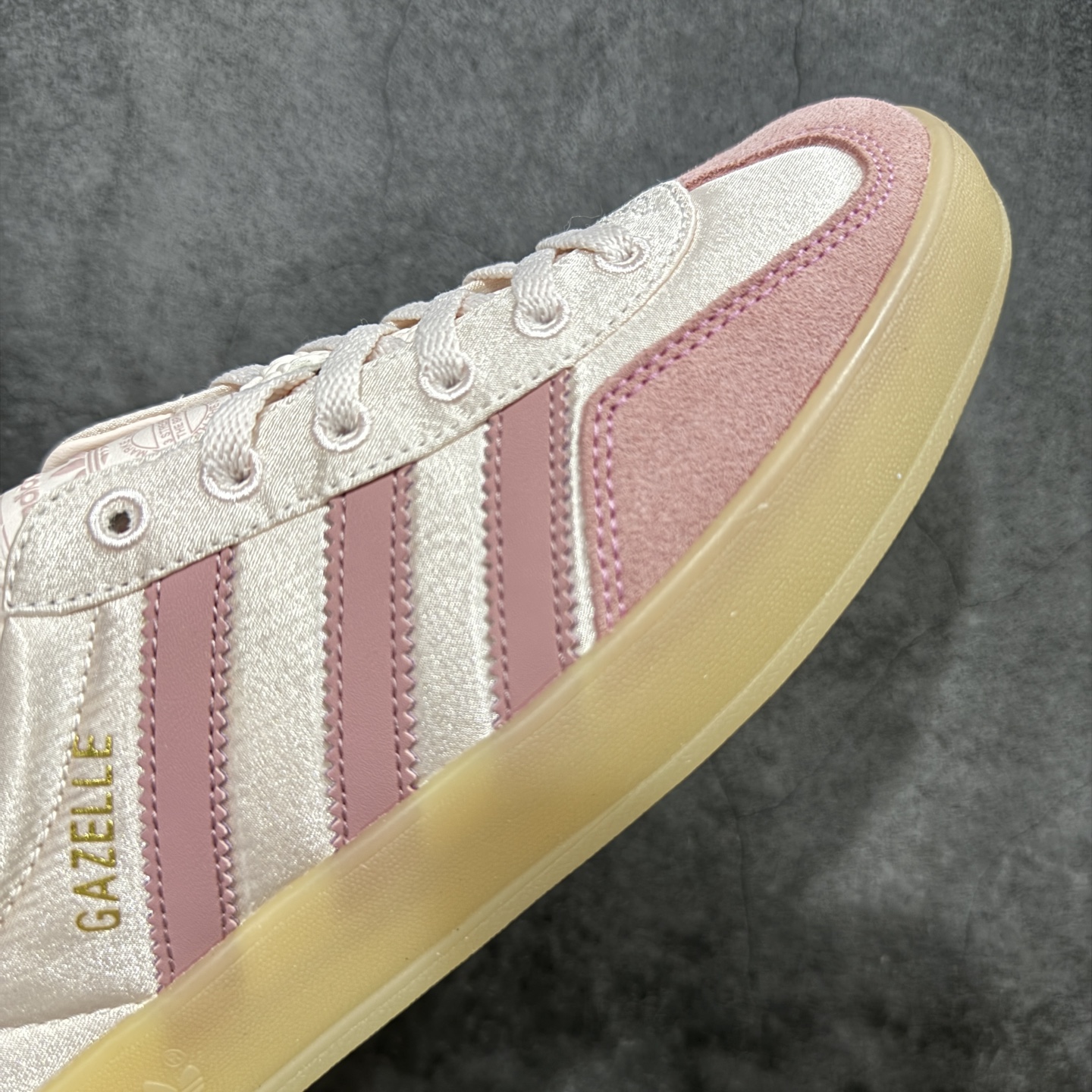 图片[6]-【定制版】adidas originals GAZELLE INDOOR 粉色 此款鞋延续了橡胶外底和经典款式的传统。优质绒面革鞋面和标志性的3条纹采用明亮的对比色，为久经考验的外观带来俏皮、富有表现力的饰面。 货号：JI2702 尺码：35.5 36 36.5 37 38 38.5 39 40 40.5 41 42 42.5 43 44 44.5 45-选品中心