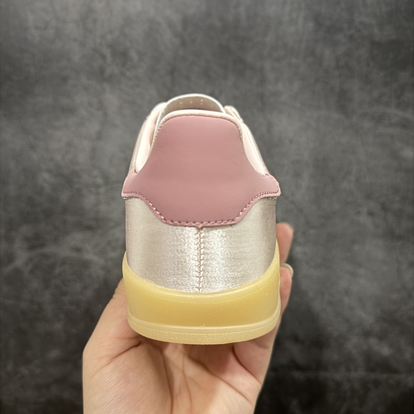 图片[4]-【定制版】adidas originals GAZELLE INDOOR 粉色 此款鞋延续了橡胶外底和经典款式的传统。优质绒面革鞋面和标志性的3条纹采用明亮的对比色，为久经考验的外观带来俏皮、富有表现力的饰面。 货号：JI2702 尺码：35.5 36 36.5 37 38 38.5 39 40 40.5 41 42 42.5 43 44 44.5 45-选品中心