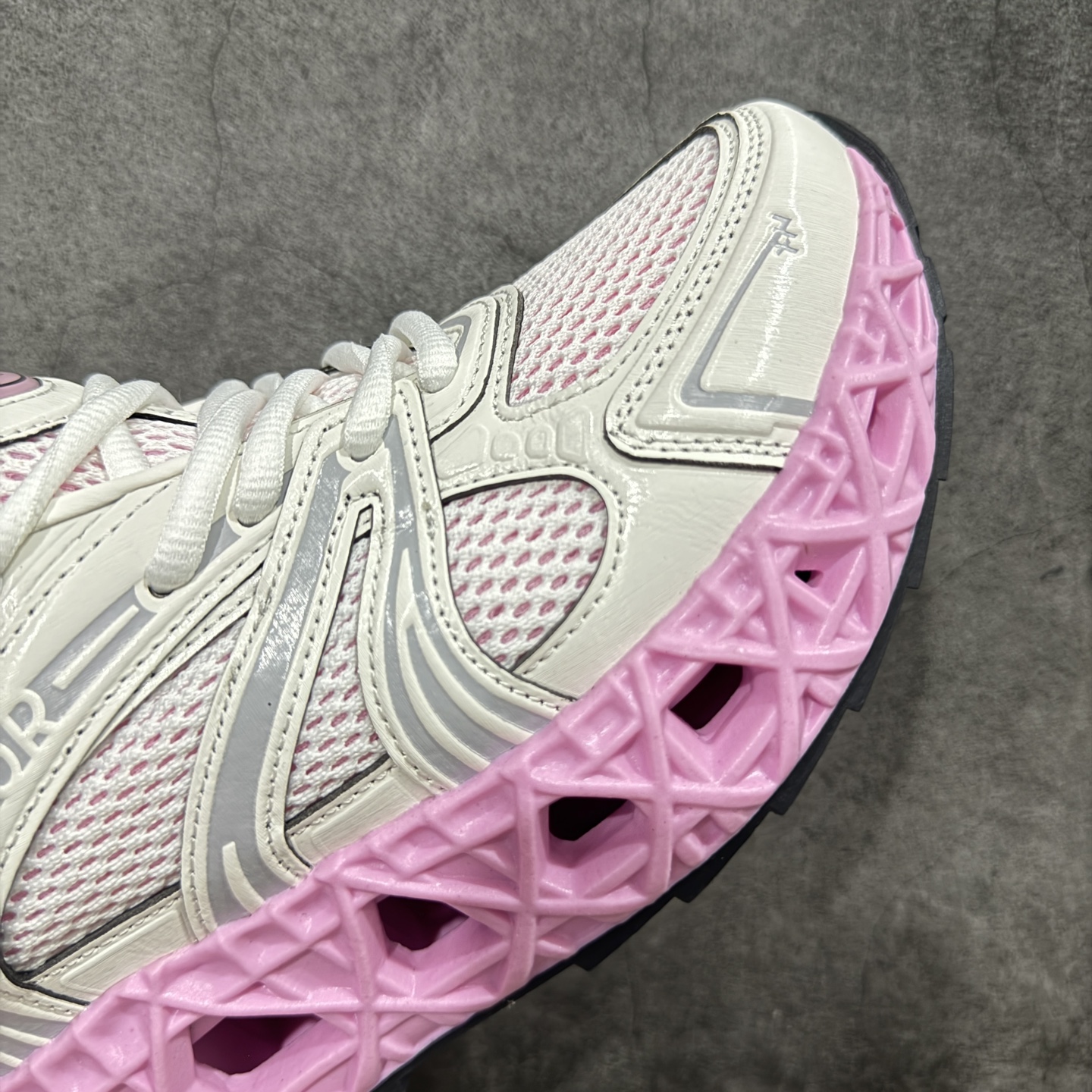 图片[6]-【广东顶级版】Dior x Kaws迪奥 联名款B35胶囊系列 镂空 网面 原版购入开发 做货 这款名为B35 NXT 的新款运动鞋，采用了 3D打印技术制成镂空式鞋底，鞋身部分则是十分契合当下审美的老爹鞋样式网面拼接与流畅线条布局，将复古千禧感与现代科技感浑然融为一体；且从当前已曝光的版本来看，这双新鞋款还提供了亮色系、暗色系，以及复古低饱和色系等不同风格配色方案选择，在不同风格造型中都有着十分不俗的兼容性。将前沿科技与复古审美相结合的鞋履新作 配送专柜精美包装🛍📦 ▪面料： 原版定制进口网面+科技面料 ▪内里：定制进口透气网里 ▪鞋底：原版开模防滑橡胶材质 ▪底厚：6CM ▪尺码： 35-40-选品中心