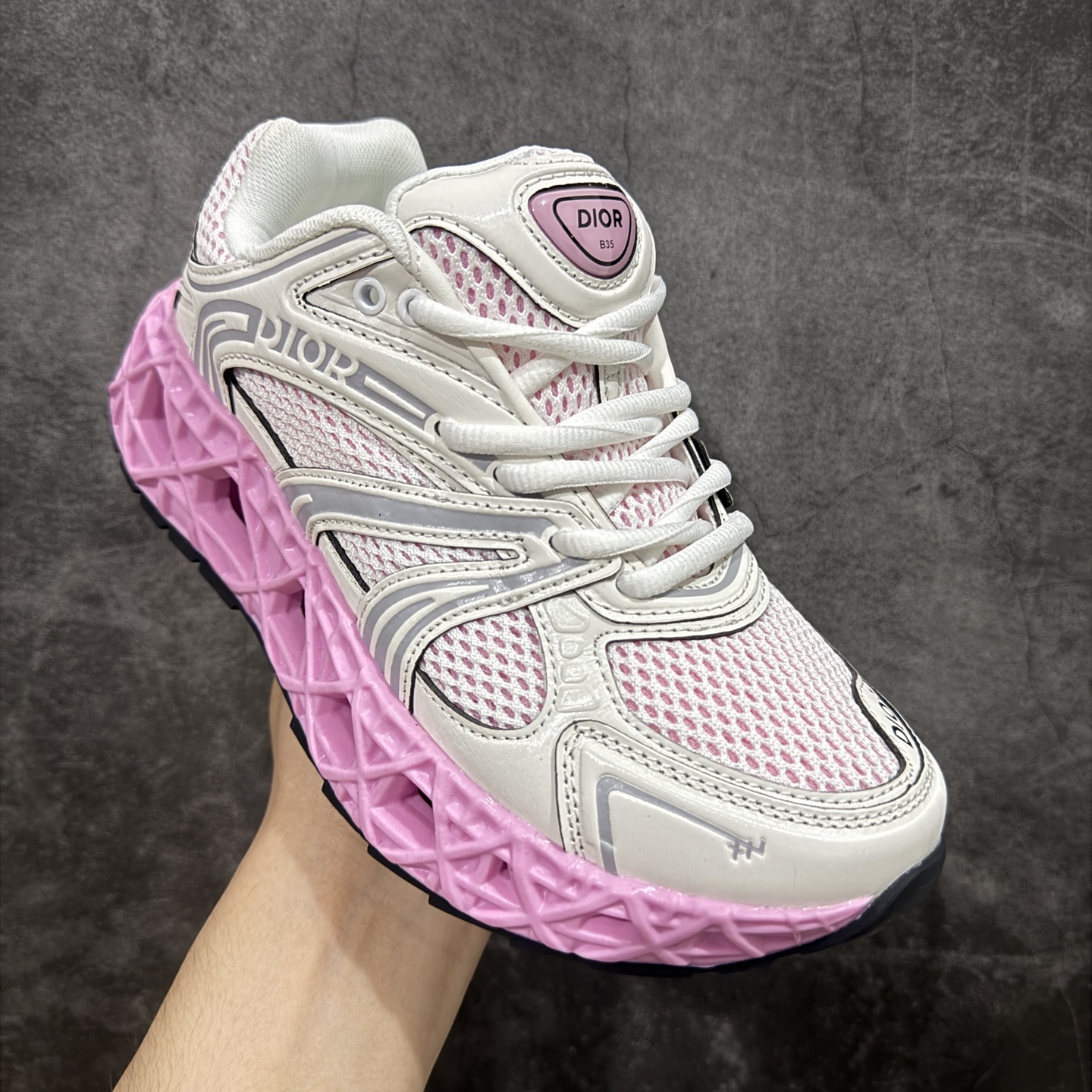 图片[3]-【广东顶级版】Dior x Kaws迪奥 联名款B35胶囊系列 镂空 网面 原版购入开发 做货 这款名为B35 NXT 的新款运动鞋，采用了 3D打印技术制成镂空式鞋底，鞋身部分则是十分契合当下审美的老爹鞋样式网面拼接与流畅线条布局，将复古千禧感与现代科技感浑然融为一体；且从当前已曝光的版本来看，这双新鞋款还提供了亮色系、暗色系，以及复古低饱和色系等不同风格配色方案选择，在不同风格造型中都有着十分不俗的兼容性。将前沿科技与复古审美相结合的鞋履新作 配送专柜精美包装🛍📦 ▪面料： 原版定制进口网面+科技面料 ▪内里：定制进口透气网里 ▪鞋底：原版开模防滑橡胶材质 ▪底厚：6CM ▪尺码： 35-40-选品中心