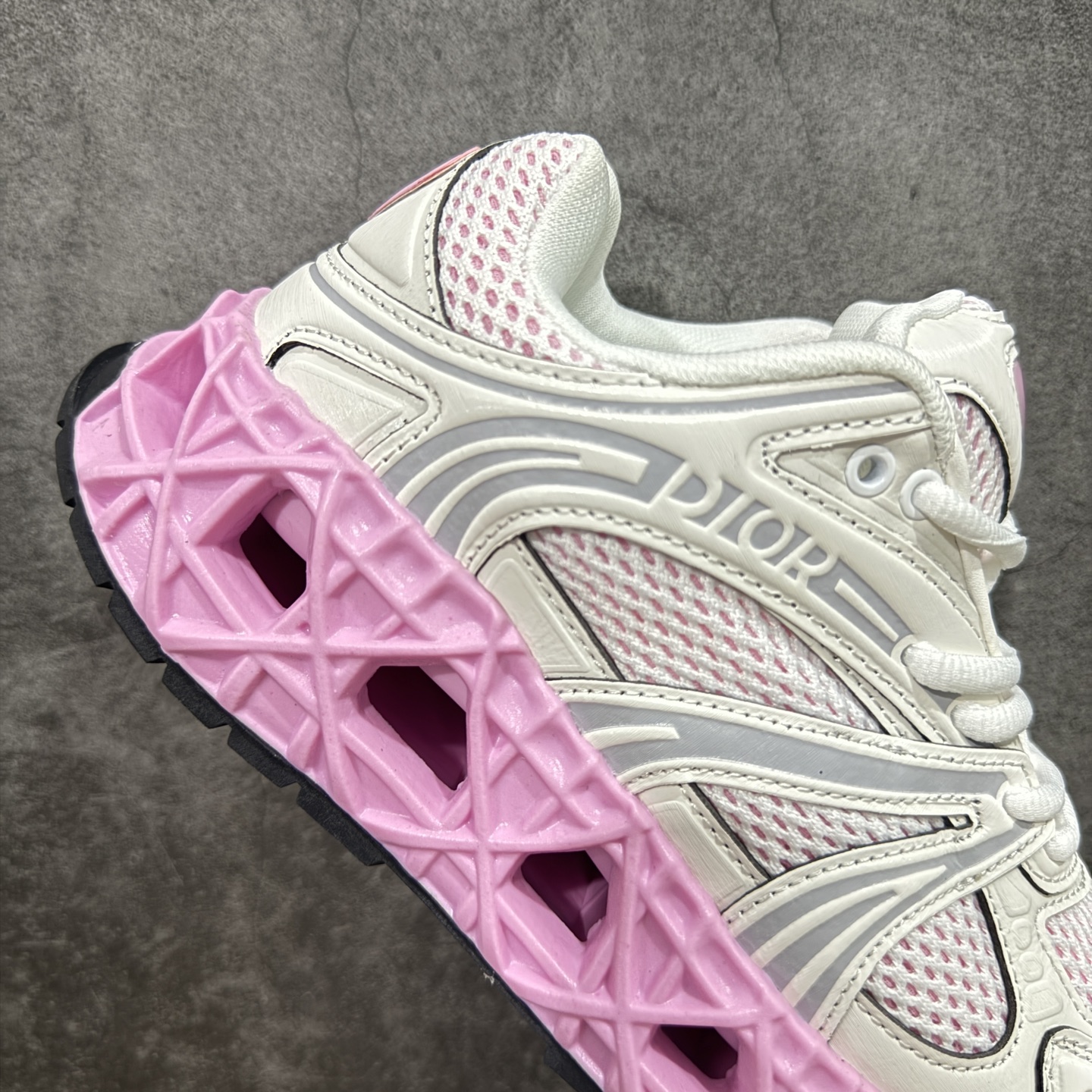 图片[7]-【广东顶级版】Dior x Kaws迪奥 联名款B35胶囊系列 镂空 网面 原版购入开发 做货 这款名为B35 NXT 的新款运动鞋，采用了 3D打印技术制成镂空式鞋底，鞋身部分则是十分契合当下审美的老爹鞋样式网面拼接与流畅线条布局，将复古千禧感与现代科技感浑然融为一体；且从当前已曝光的版本来看，这双新鞋款还提供了亮色系、暗色系，以及复古低饱和色系等不同风格配色方案选择，在不同风格造型中都有着十分不俗的兼容性。将前沿科技与复古审美相结合的鞋履新作 配送专柜精美包装🛍📦 ▪面料： 原版定制进口网面+科技面料 ▪内里：定制进口透气网里 ▪鞋底：原版开模防滑橡胶材质 ▪底厚：6CM ▪尺码： 35-40-选品中心