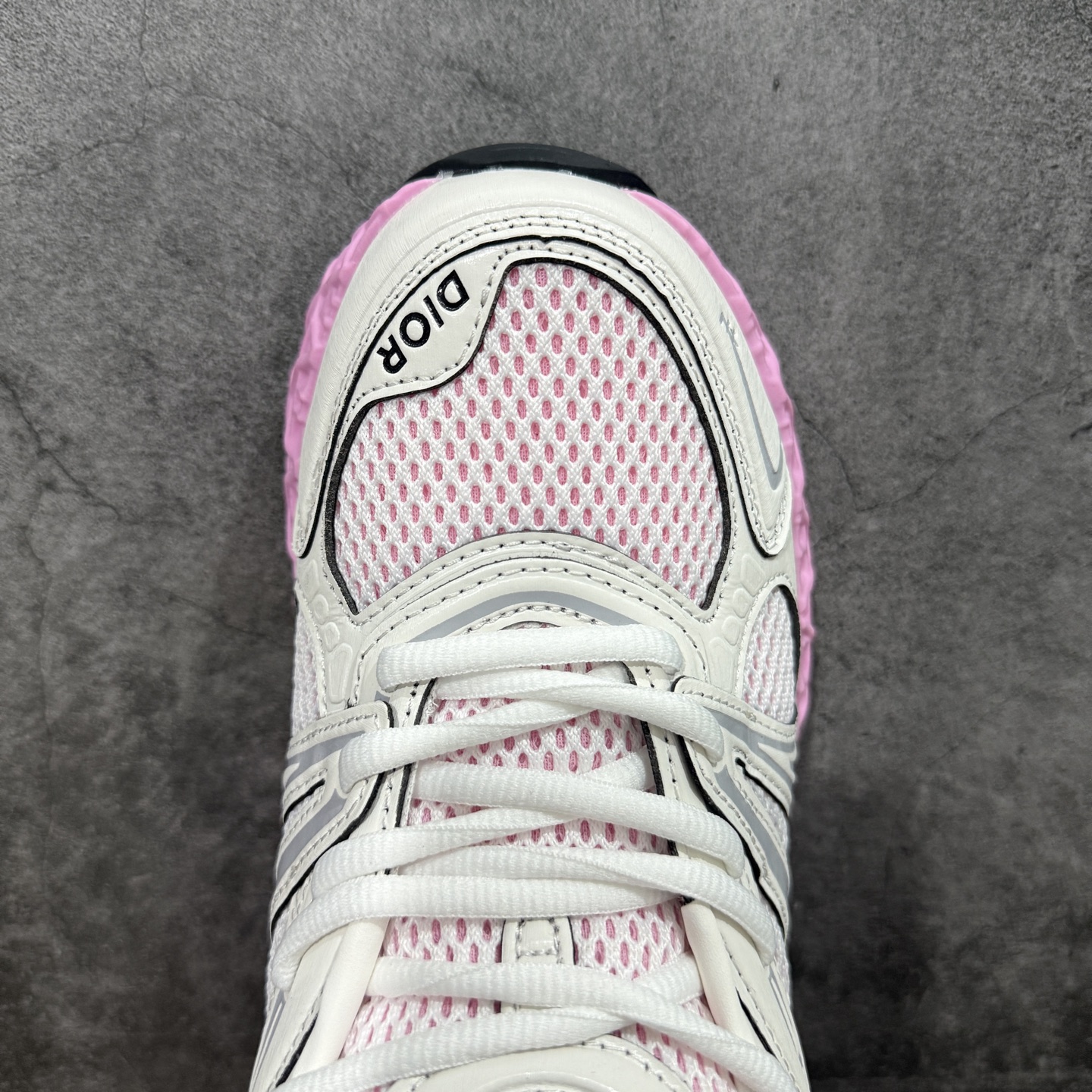 图片[5]-【广东顶级版】Dior x Kaws迪奥 联名款B35胶囊系列 镂空 网面 原版购入开发 做货 这款名为B35 NXT 的新款运动鞋，采用了 3D打印技术制成镂空式鞋底，鞋身部分则是十分契合当下审美的老爹鞋样式网面拼接与流畅线条布局，将复古千禧感与现代科技感浑然融为一体；且从当前已曝光的版本来看，这双新鞋款还提供了亮色系、暗色系，以及复古低饱和色系等不同风格配色方案选择，在不同风格造型中都有着十分不俗的兼容性。将前沿科技与复古审美相结合的鞋履新作 配送专柜精美包装🛍📦 ▪面料： 原版定制进口网面+科技面料 ▪内里：定制进口透气网里 ▪鞋底：原版开模防滑橡胶材质 ▪底厚：6CM ▪尺码： 35-40-选品中心