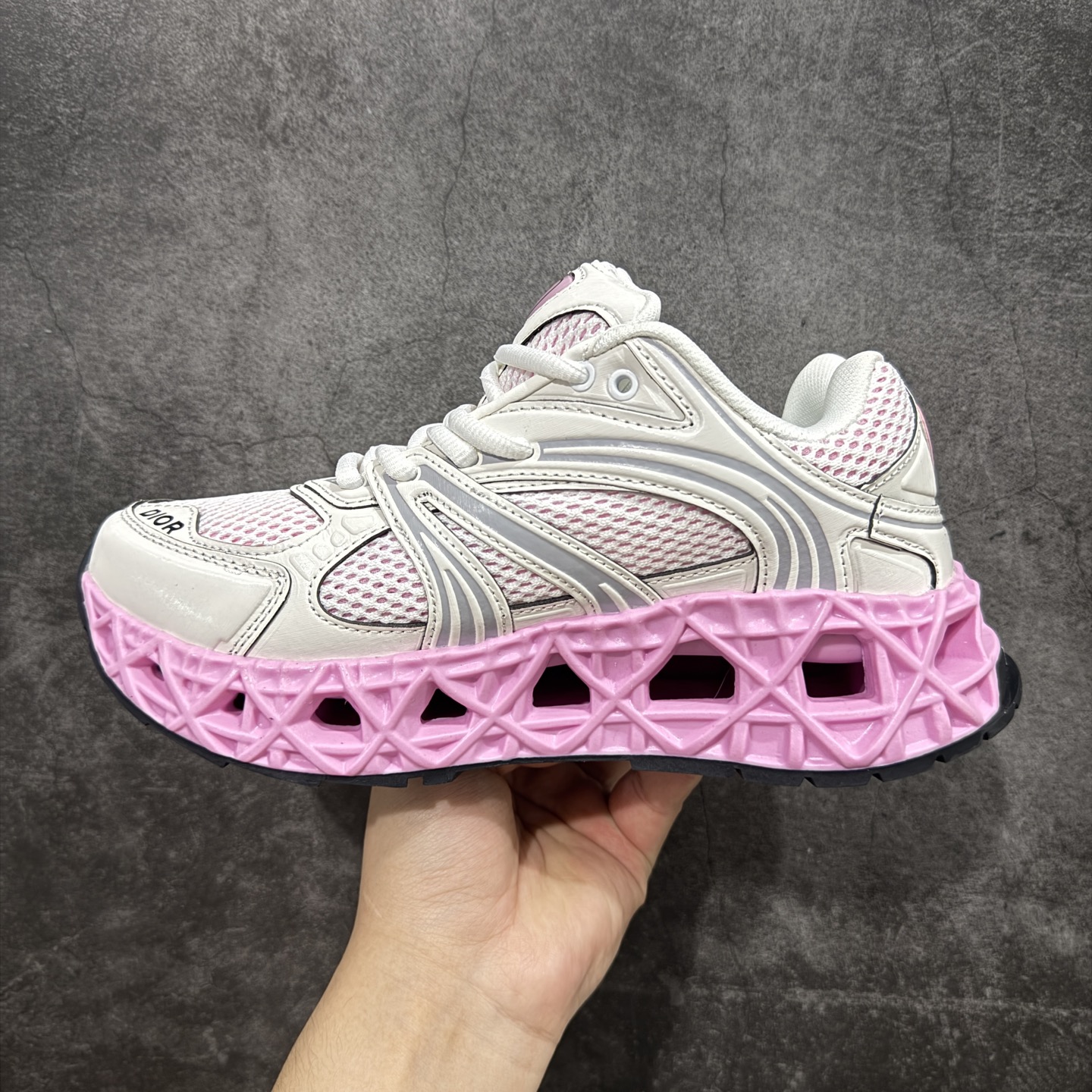 图片[2]-【广东顶级版】Dior x Kaws迪奥 联名款B35胶囊系列 镂空 网面 原版购入开发 做货 这款名为B35 NXT 的新款运动鞋，采用了 3D打印技术制成镂空式鞋底，鞋身部分则是十分契合当下审美的老爹鞋样式网面拼接与流畅线条布局，将复古千禧感与现代科技感浑然融为一体；且从当前已曝光的版本来看，这双新鞋款还提供了亮色系、暗色系，以及复古低饱和色系等不同风格配色方案选择，在不同风格造型中都有着十分不俗的兼容性。将前沿科技与复古审美相结合的鞋履新作 配送专柜精美包装🛍📦 ▪面料： 原版定制进口网面+科技面料 ▪内里：定制进口透气网里 ▪鞋底：原版开模防滑橡胶材质 ▪底厚：6CM ▪尺码： 35-40-选品中心