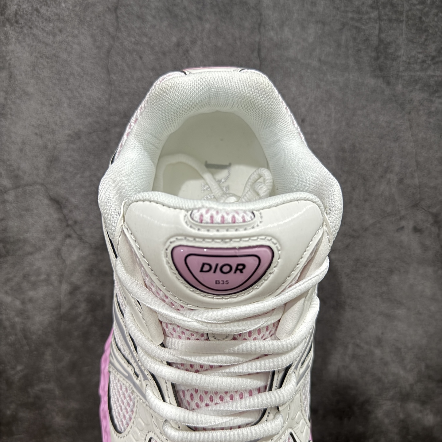 图片[8]-【广东顶级版】Dior x Kaws迪奥 联名款B35胶囊系列 镂空 网面 原版购入开发 做货 这款名为B35 NXT 的新款运动鞋，采用了 3D打印技术制成镂空式鞋底，鞋身部分则是十分契合当下审美的老爹鞋样式网面拼接与流畅线条布局，将复古千禧感与现代科技感浑然融为一体；且从当前已曝光的版本来看，这双新鞋款还提供了亮色系、暗色系，以及复古低饱和色系等不同风格配色方案选择，在不同风格造型中都有着十分不俗的兼容性。将前沿科技与复古审美相结合的鞋履新作 配送专柜精美包装🛍📦 ▪面料： 原版定制进口网面+科技面料 ▪内里：定制进口透气网里 ▪鞋底：原版开模防滑橡胶材质 ▪底厚：6CM ▪尺码： 35-40-选品中心